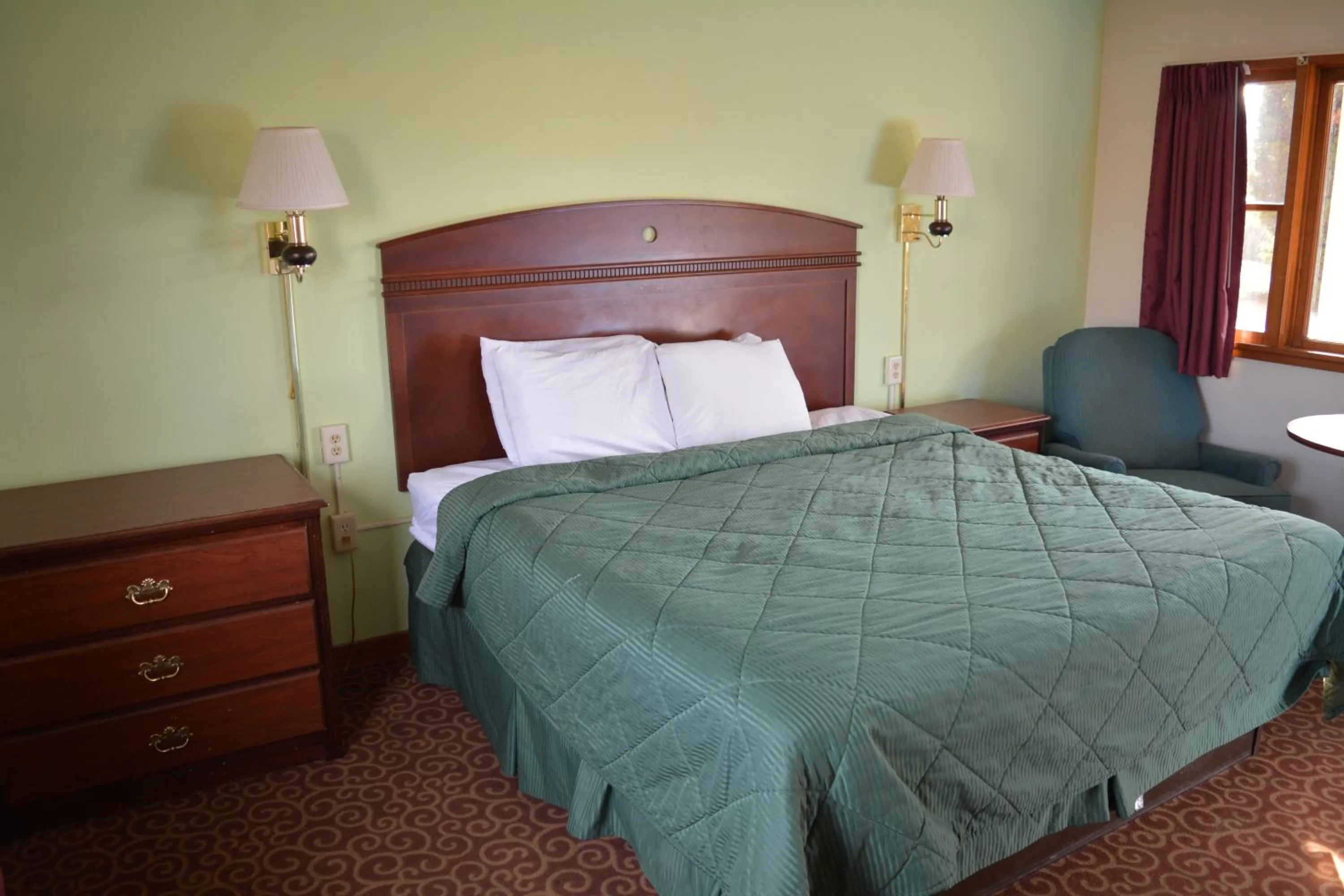 Photo of the whole room, Bed in WYE Motor Lodge Duncansville - Altoona