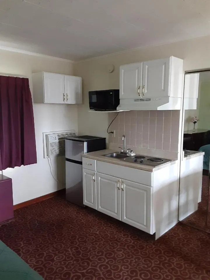 Kitchen or kitchenette in WYE Motor Lodge Duncansville - Altoona