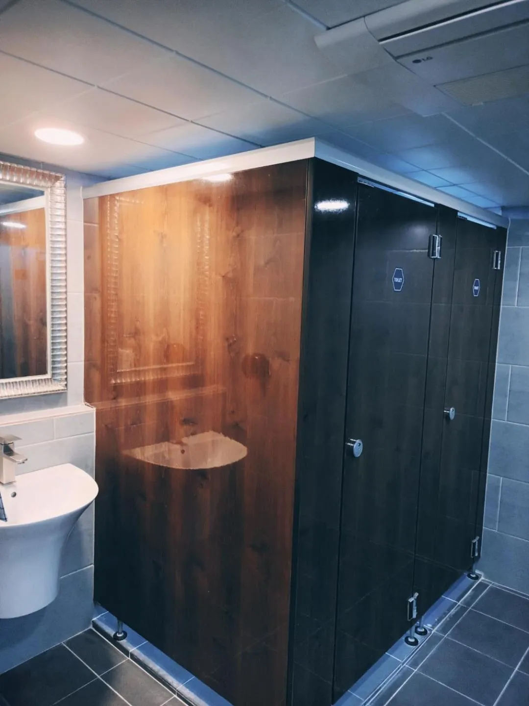 Toilet in Elephant Hostel Nampo