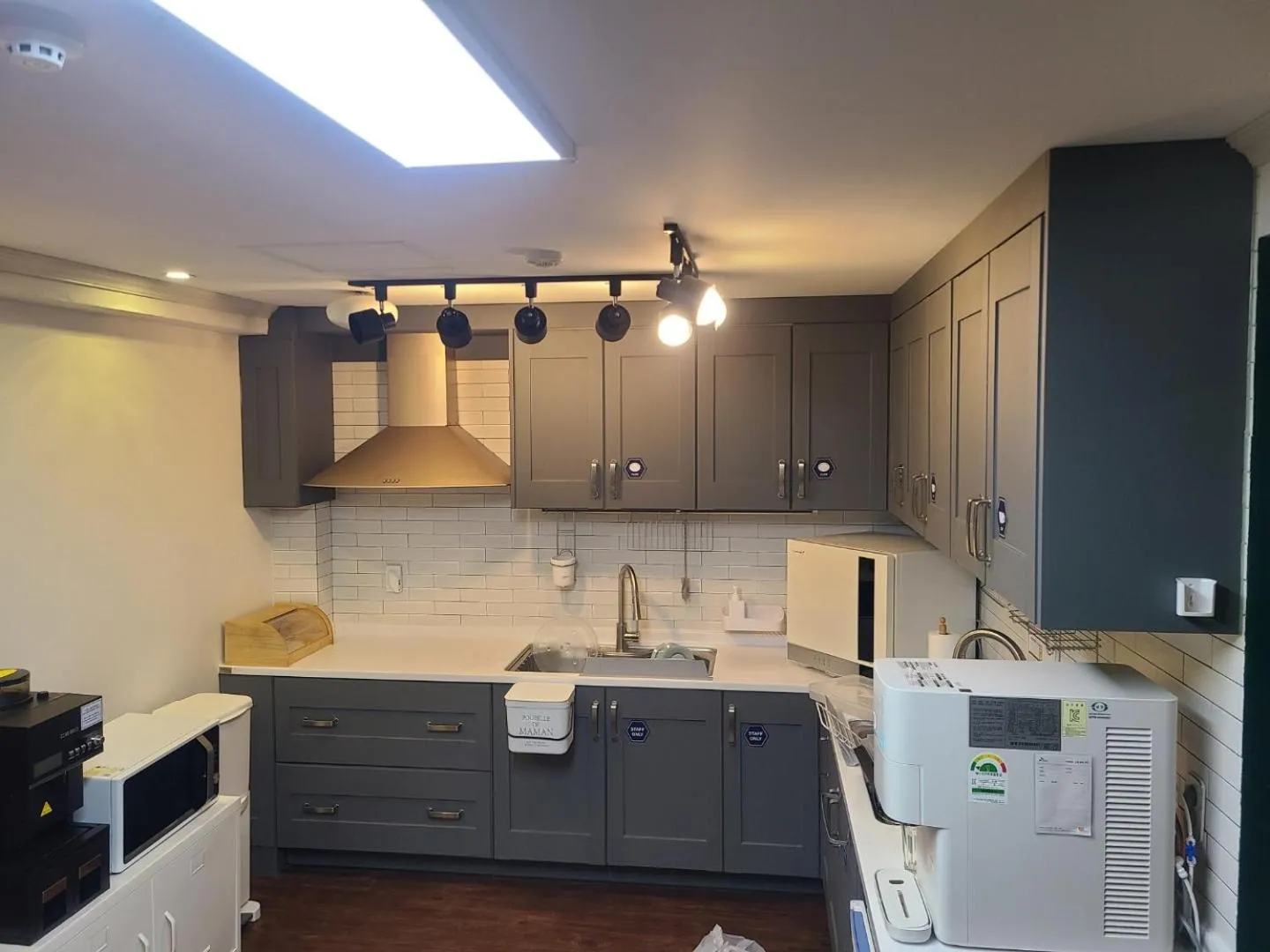 Kitchen or kitchenette in Elephant Hostel Nampo