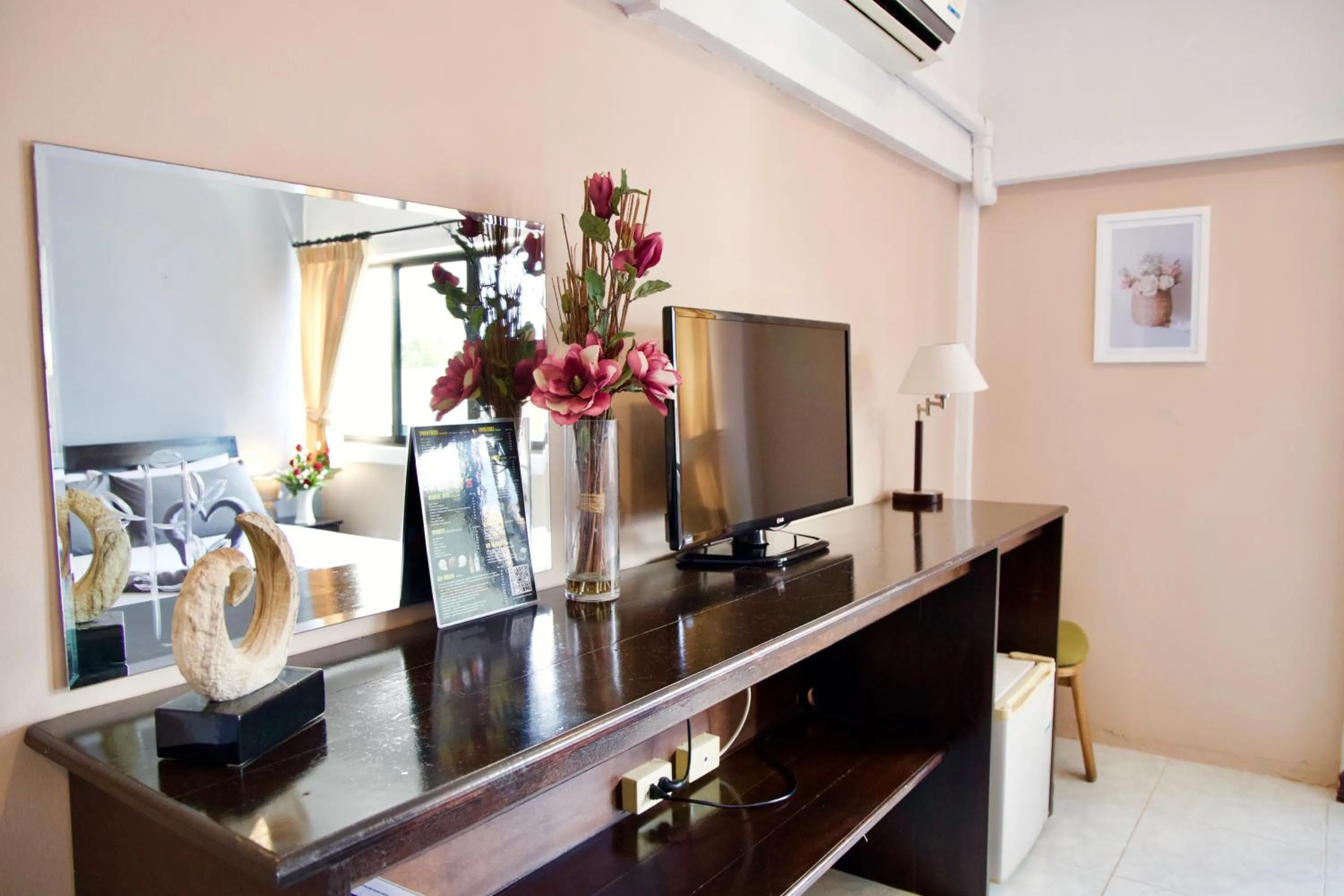 TV and multimedia in GOLDEN GUESTHOUSE by The Beach Cha Am