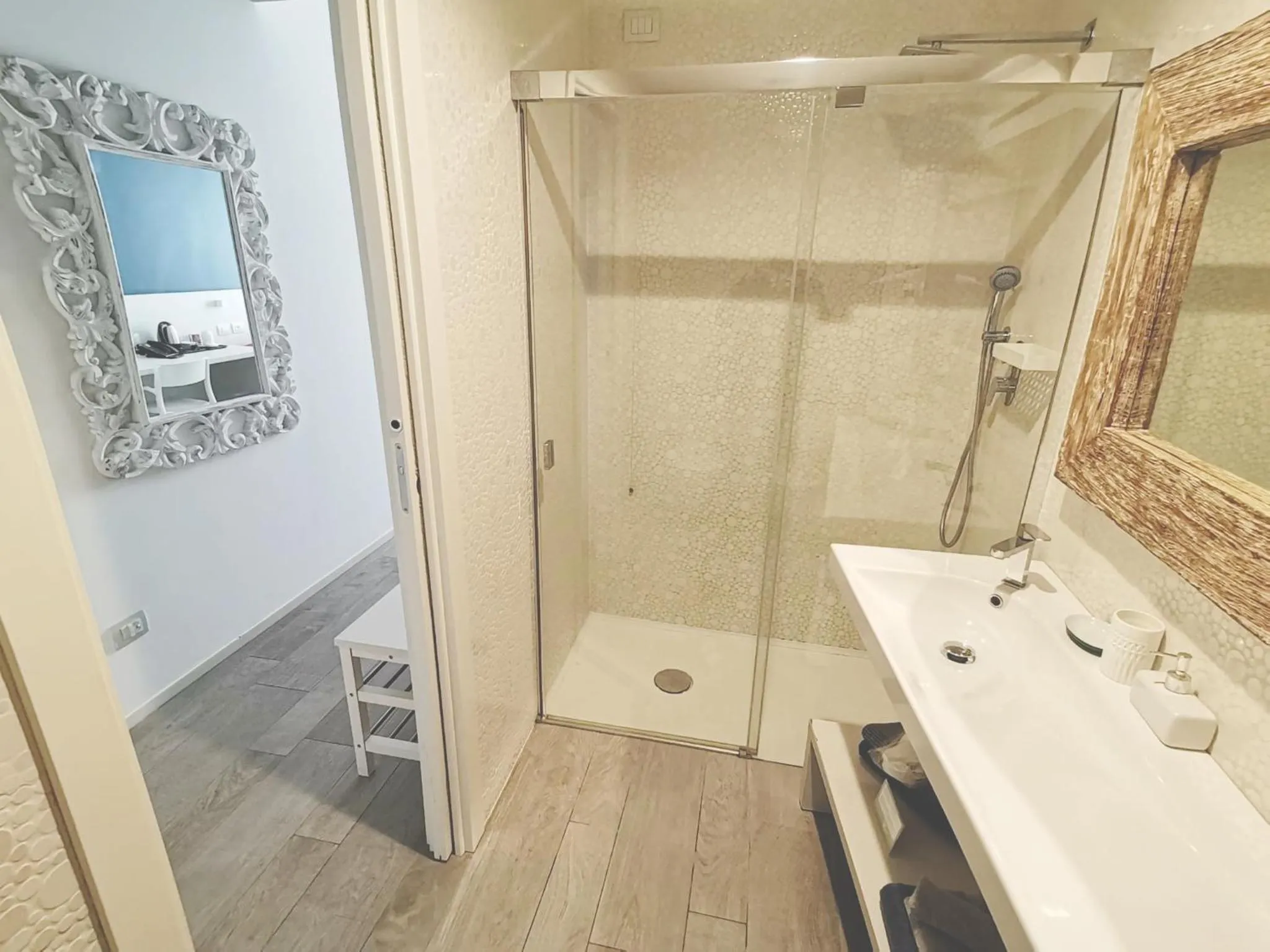 Shower in Hotel Madalù