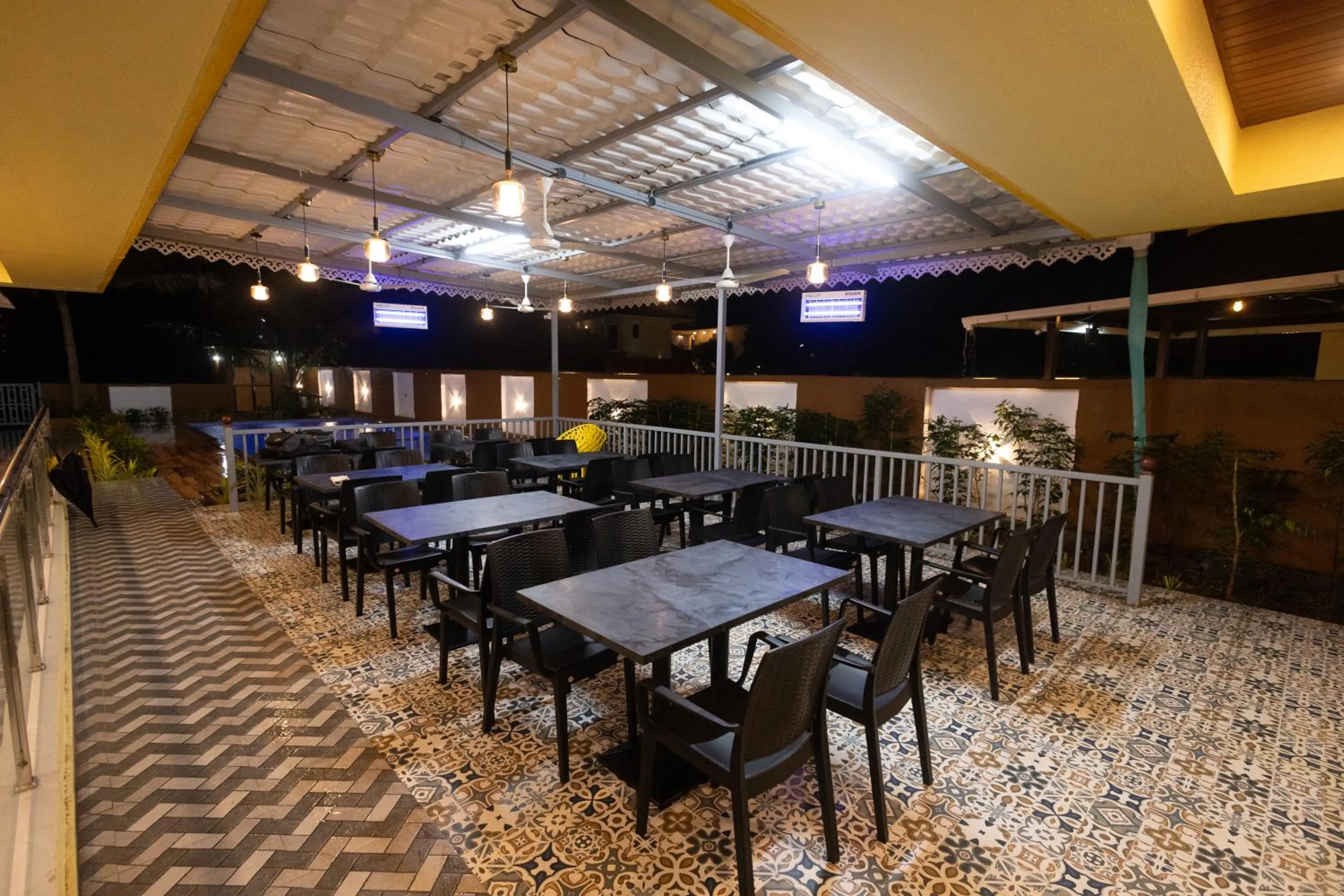 Restaurant/places to eat in Shreem Resort