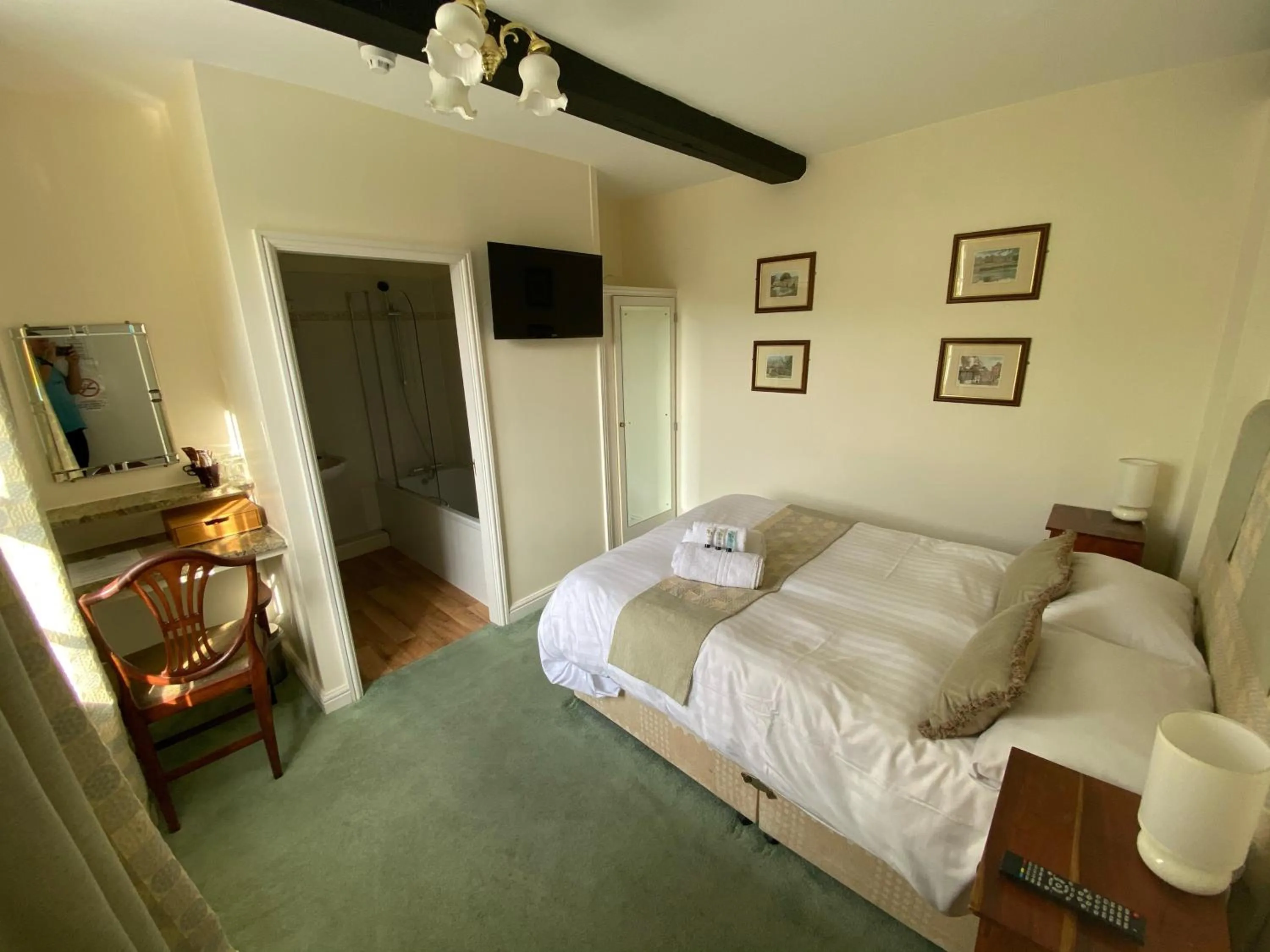 Bedroom, Bed in The Royal Oak