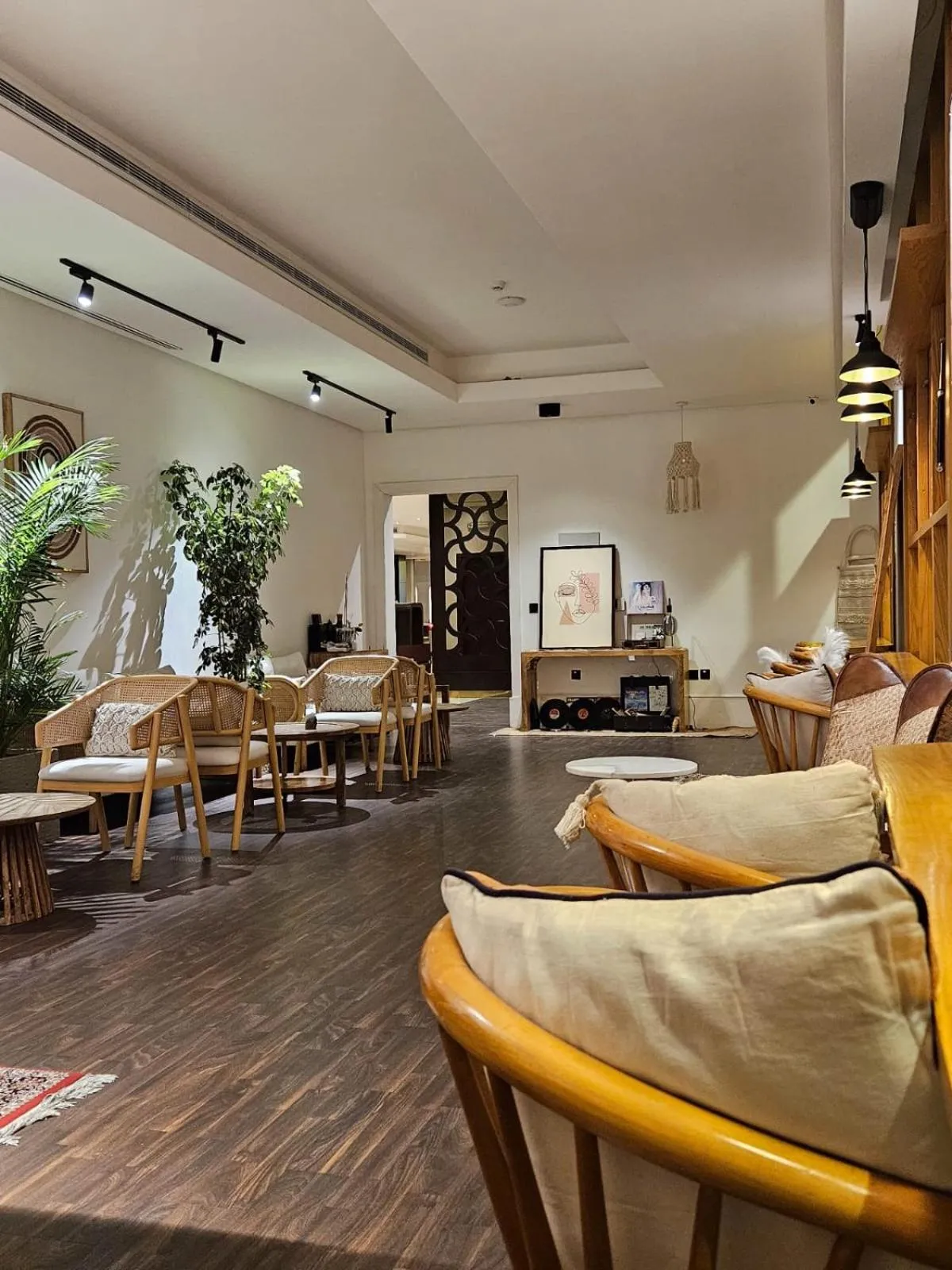 Restaurant/places to eat in Duset Hotel Suites