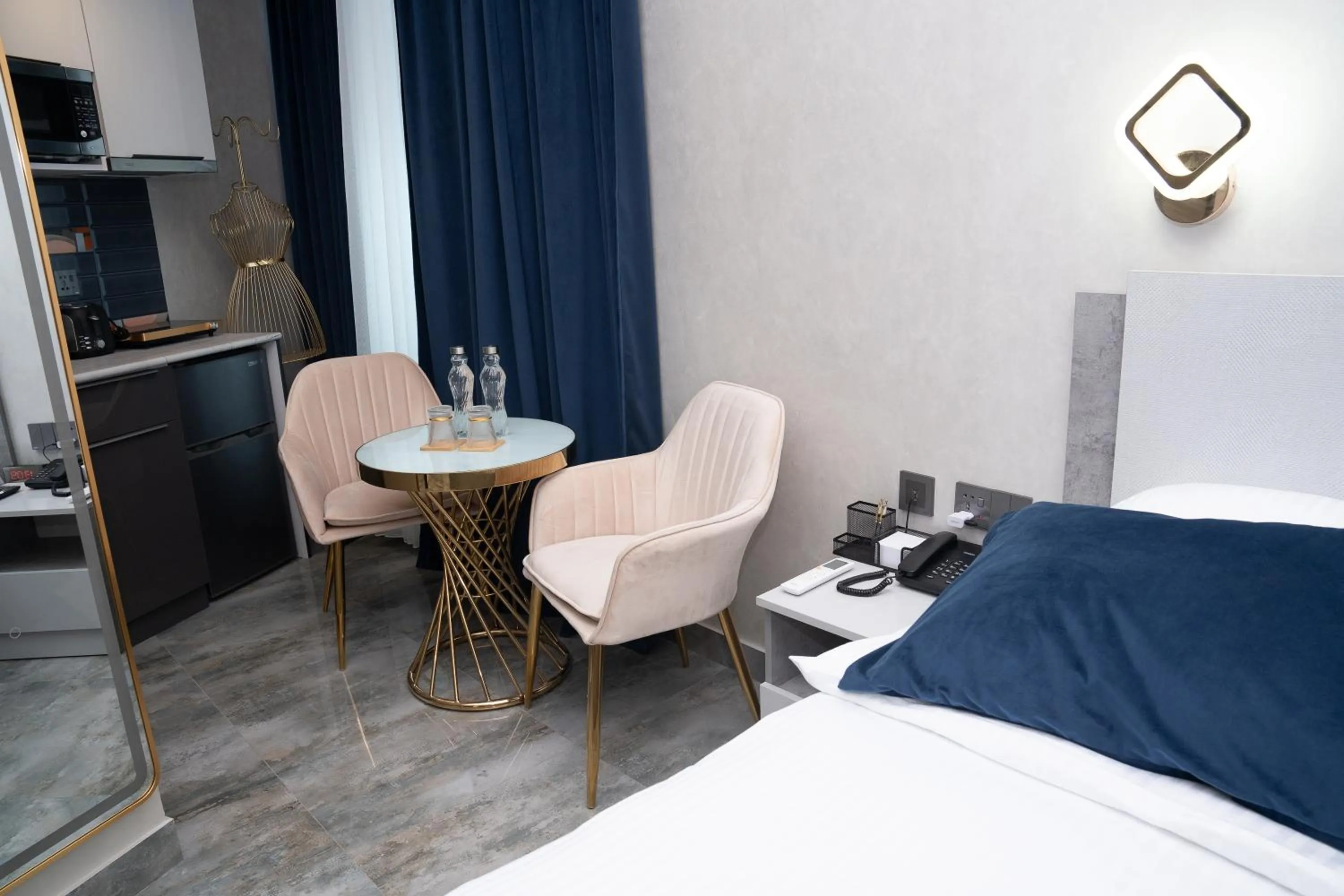 Dining area, Bed in Prime Suites Hotel