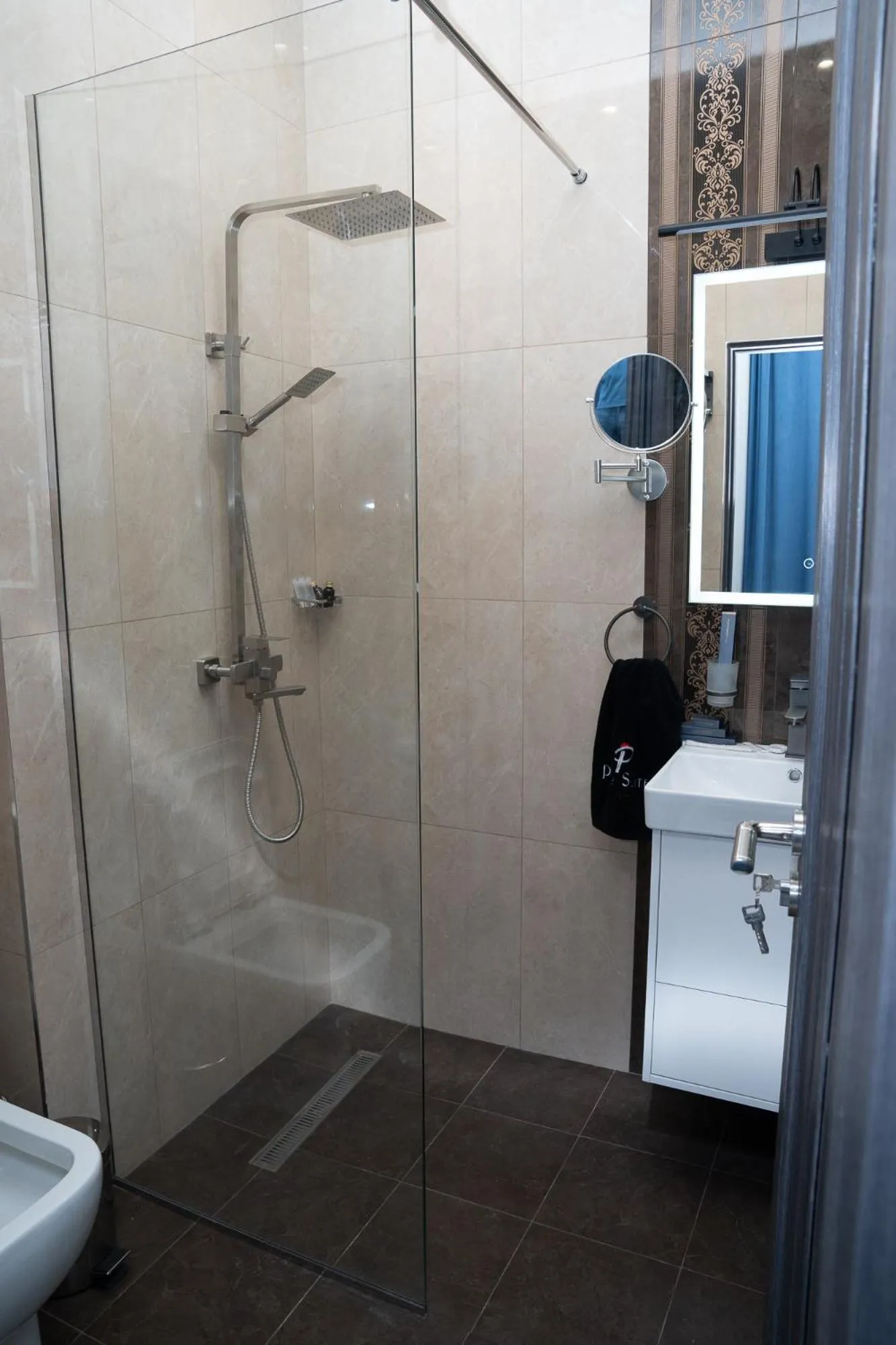Shower in Prime Suites Hotel