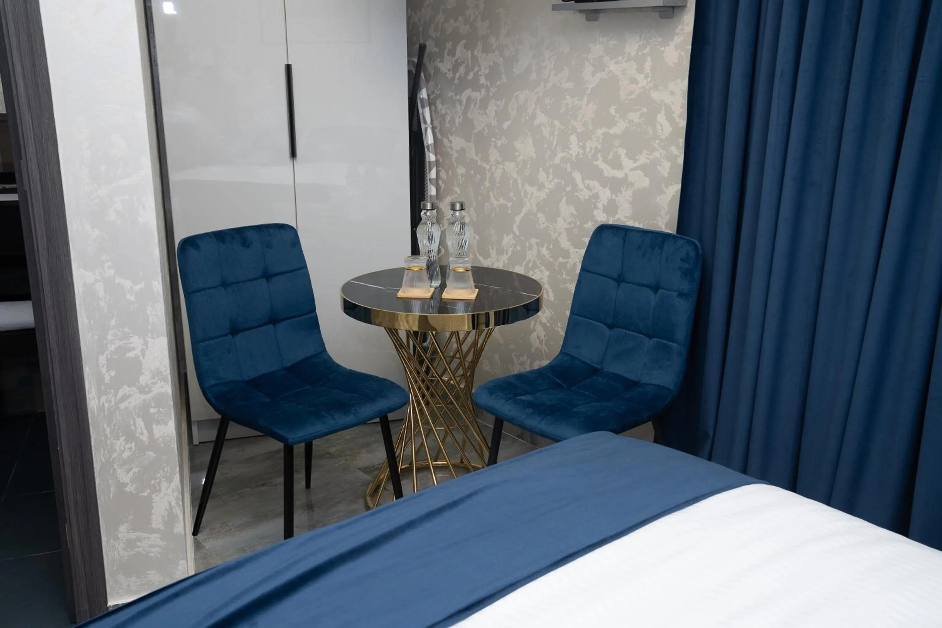 Seating area, Bed in Prime Suites Hotel