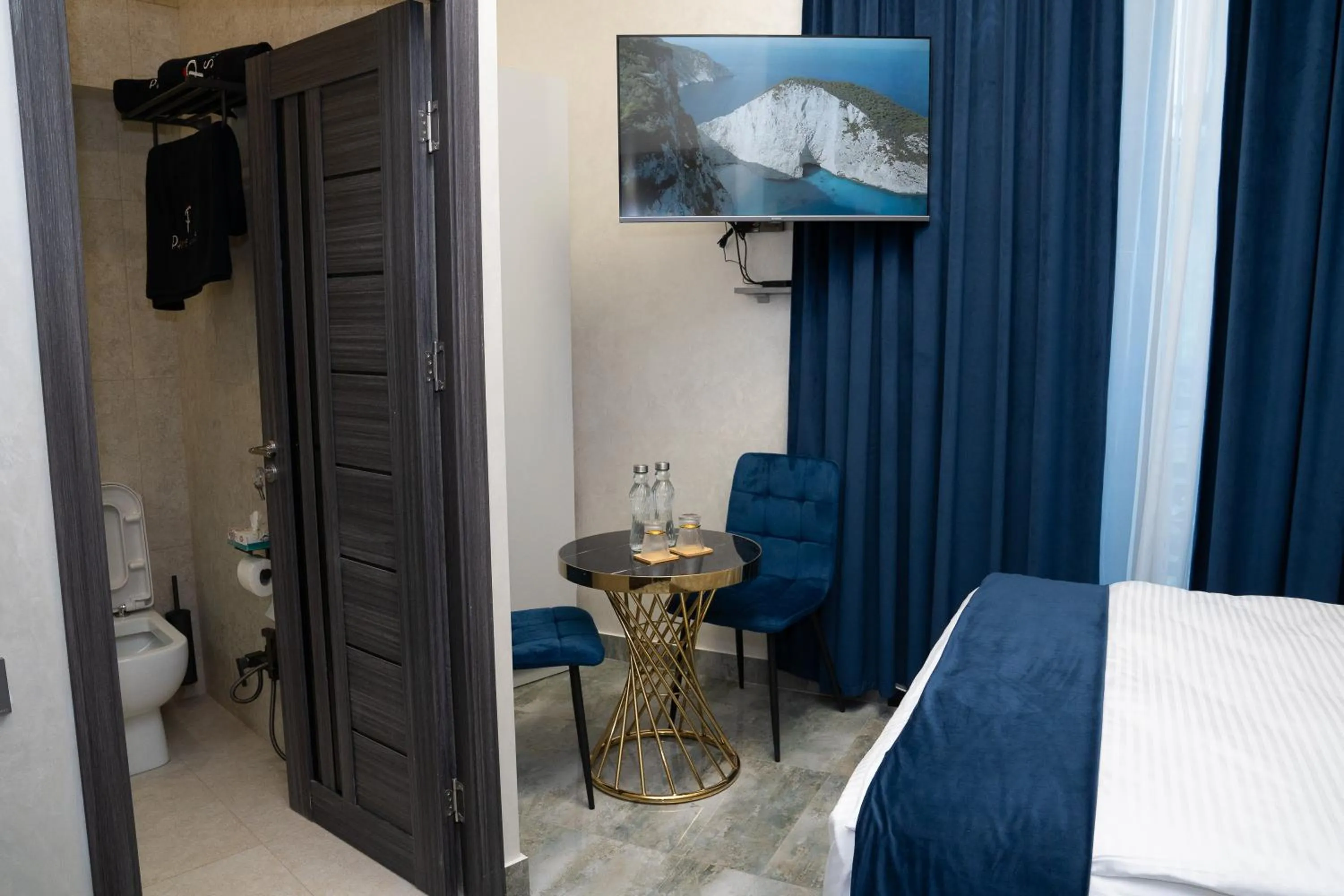 TV and multimedia, Bed in Prime Suites Hotel