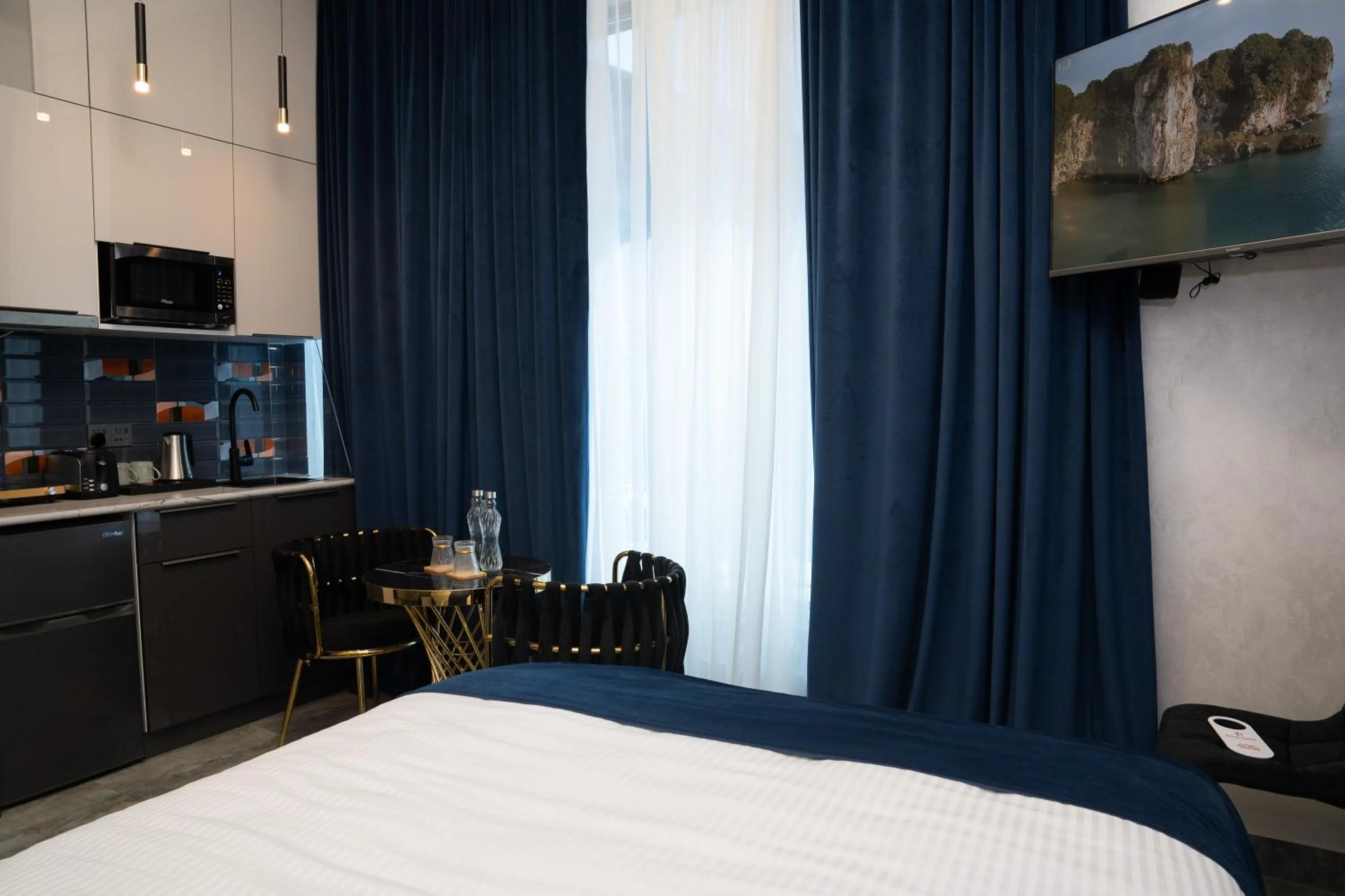 TV and multimedia, Bed in Prime Suites Hotel