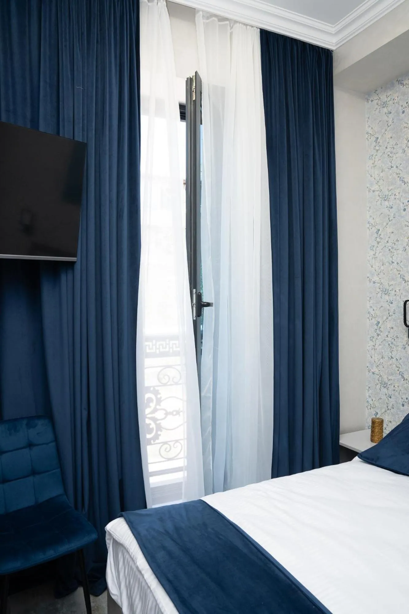 Balcony/Terrace, Bed in Prime Suites Hotel