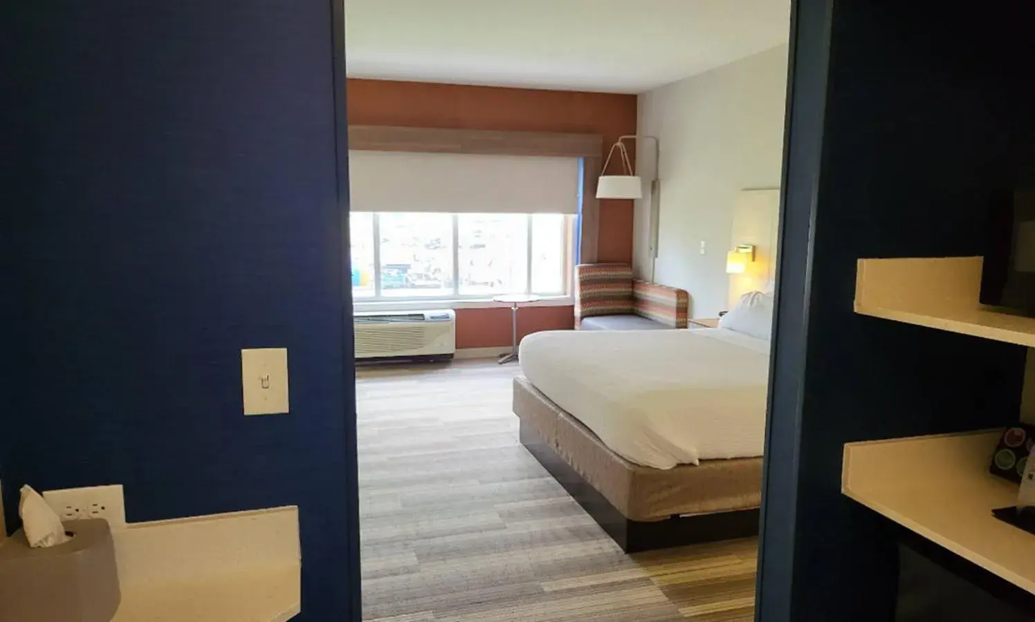 Standard King Room in Holiday Inn Express & Suites Toledo South - Perrysburg by IHG Standard King Room in Holiday Inn Express & Suites Toledo South - Perrysburg by IHG