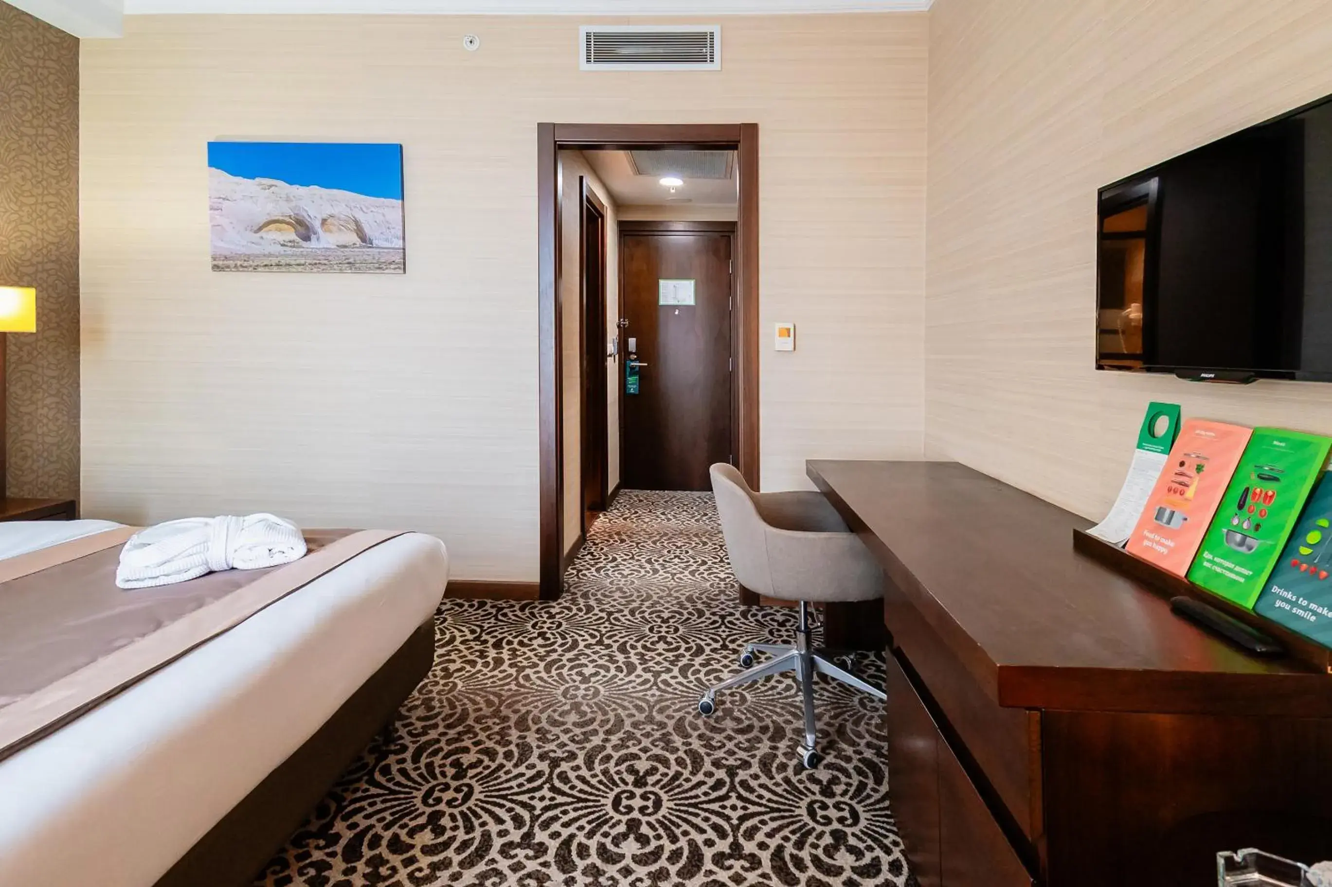 Standard King Room - single occupancy - Smoking in Holiday Inn Aktau by IHG Standard King Room - single occupancy - Smoking in Holiday Inn Aktau by IHG