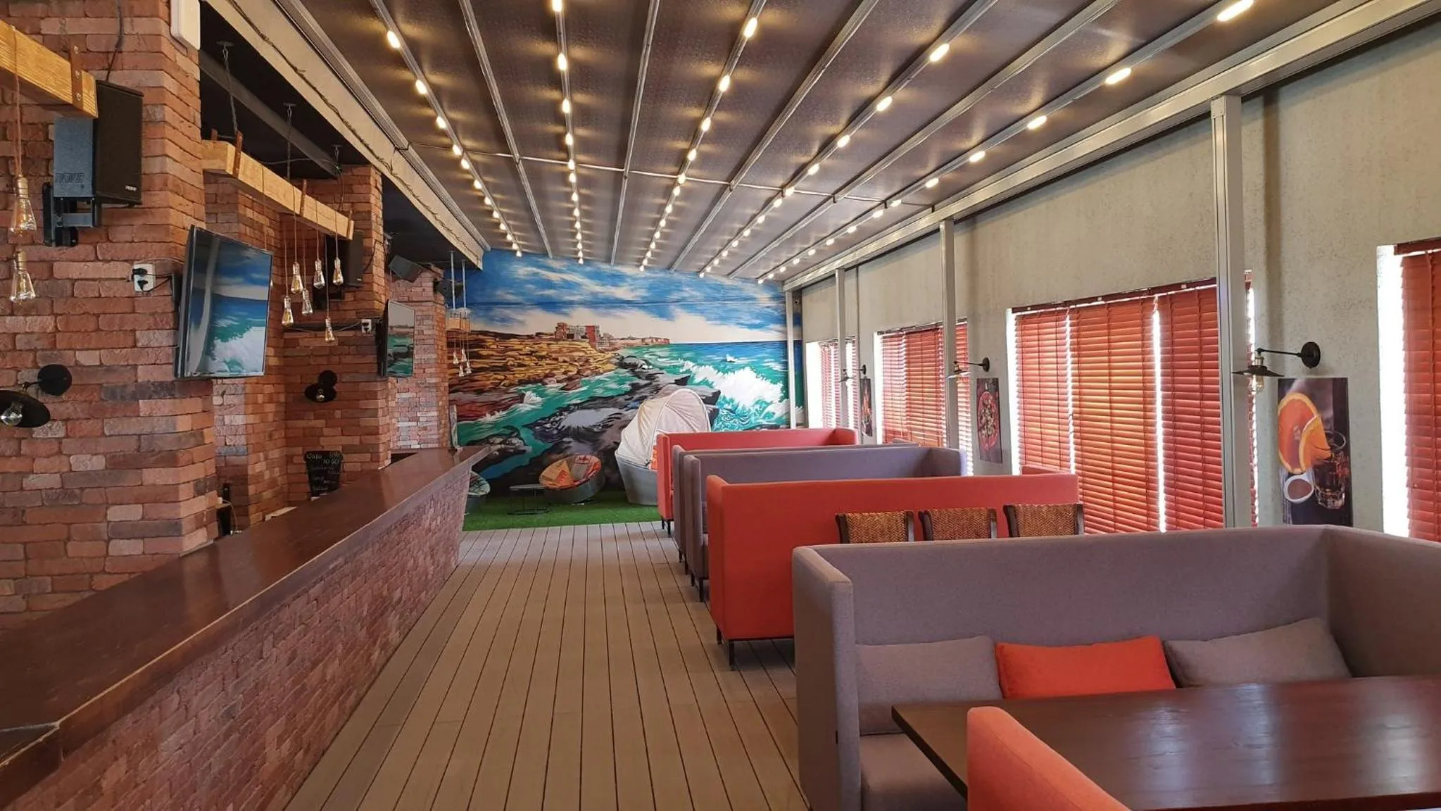 Lounge or bar in Holiday Inn Aktau by IHG