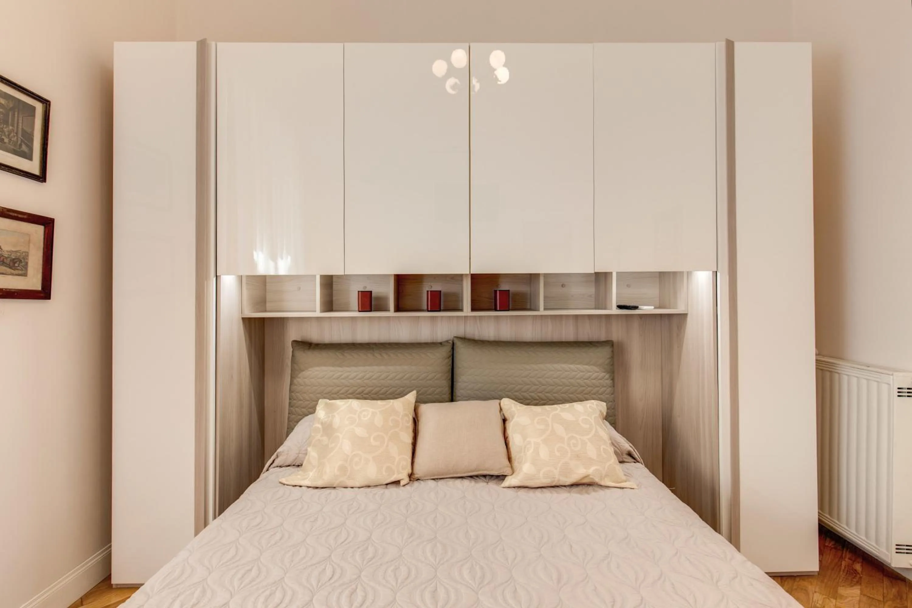 Decorative detail, Bed in Casa Claudia Giulio Cesare