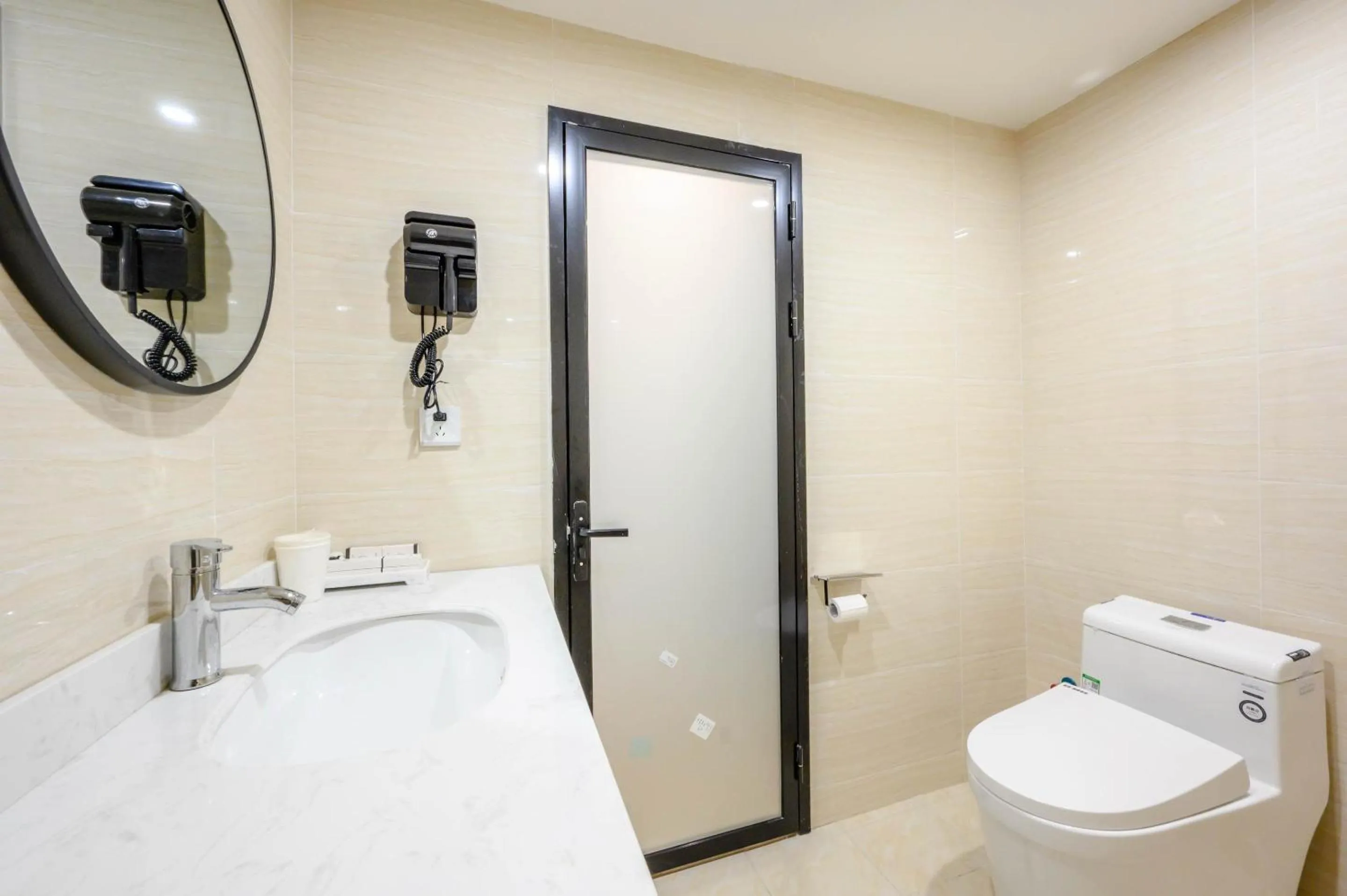 Toilet in Wildebeest Youth Hostel