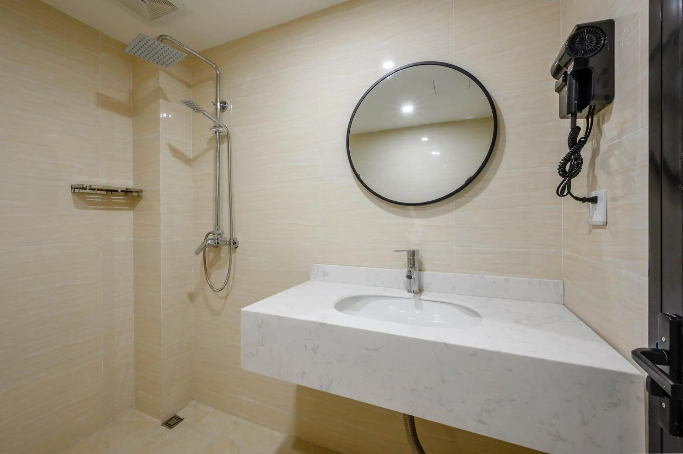 Toilet in Wildebeest Youth Hostel