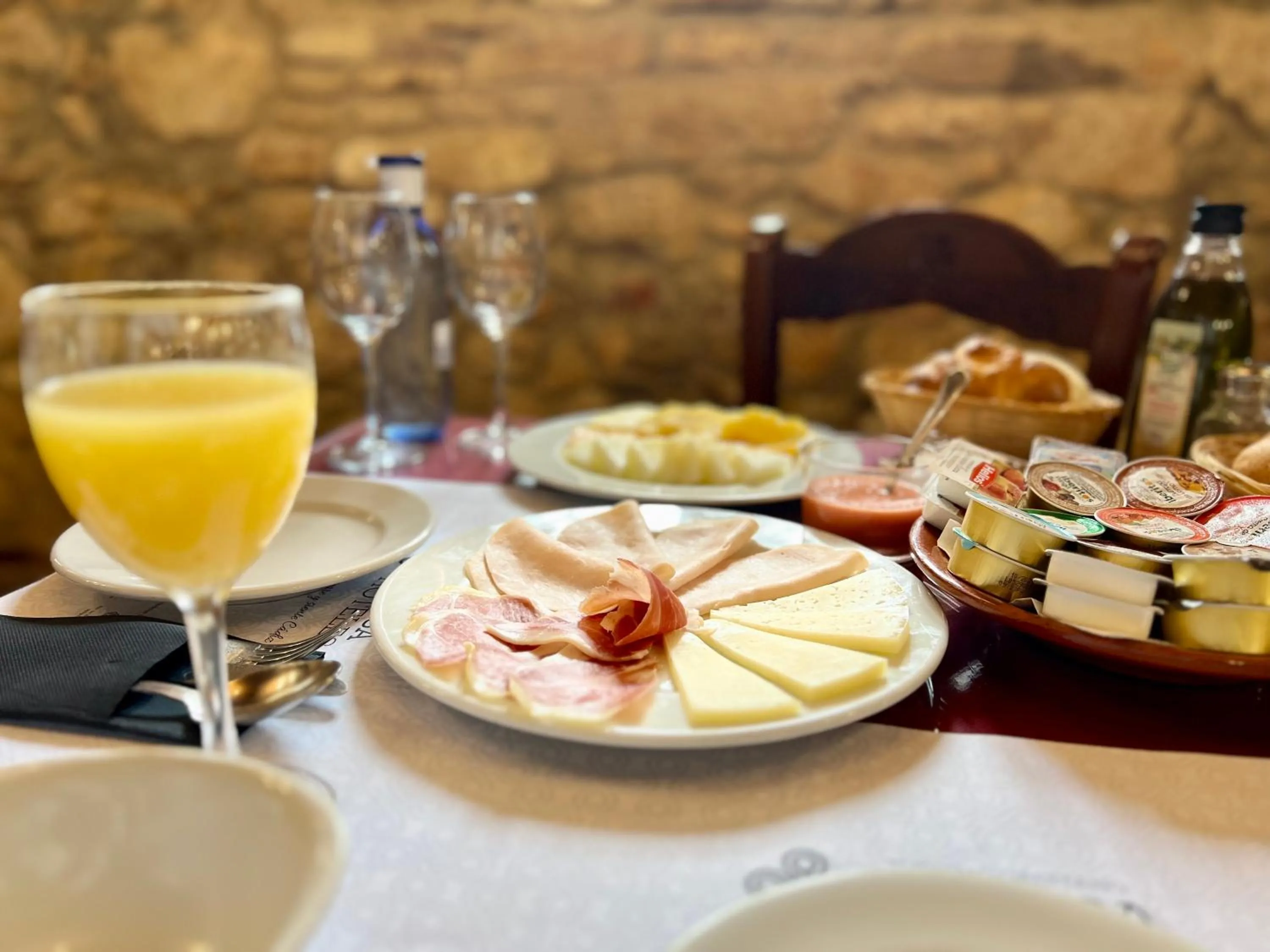 Food and drinks in Tugasa Hotel y Apartamentos rurales La Posada