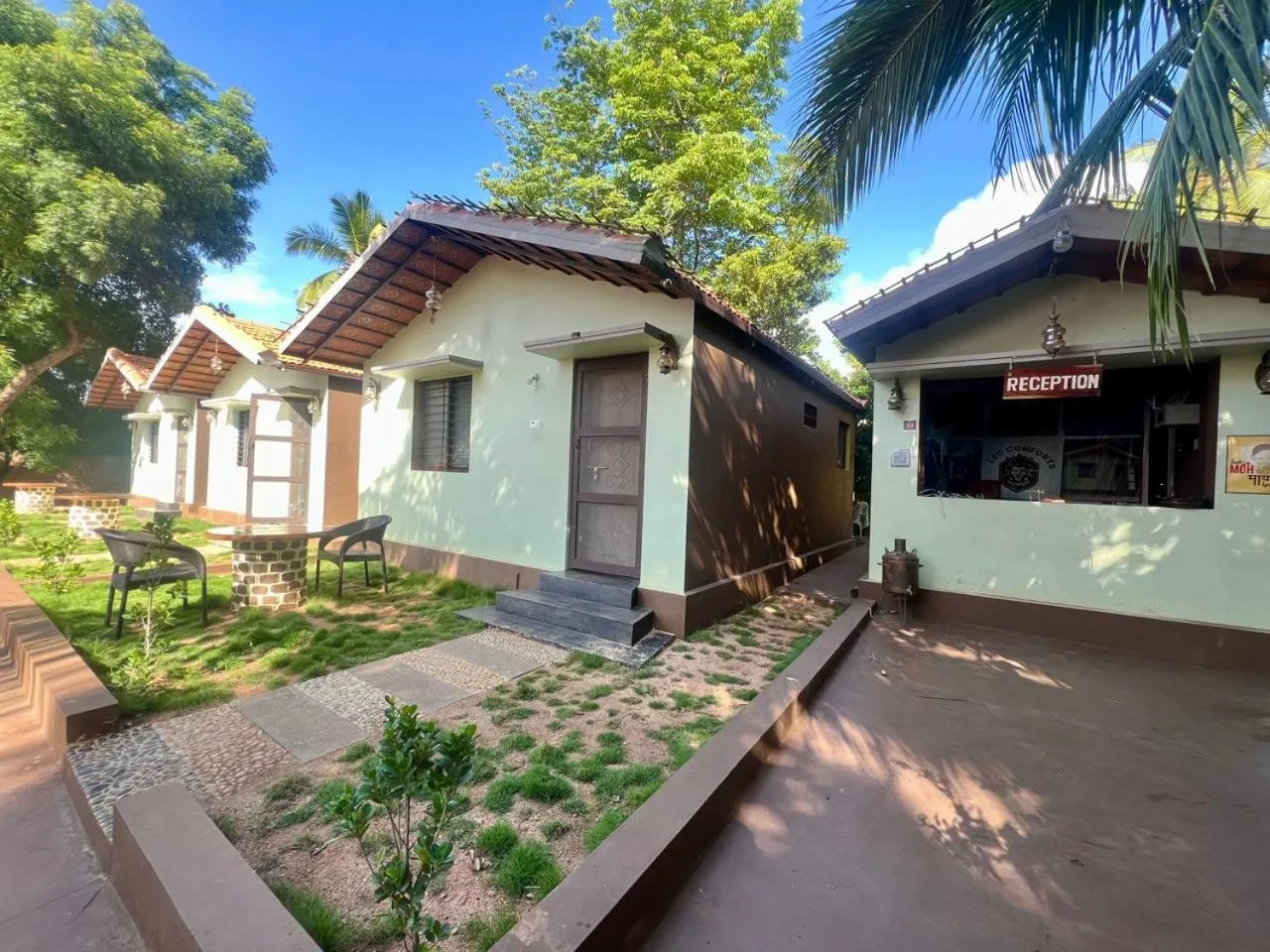 Leo Comforts river view Resort