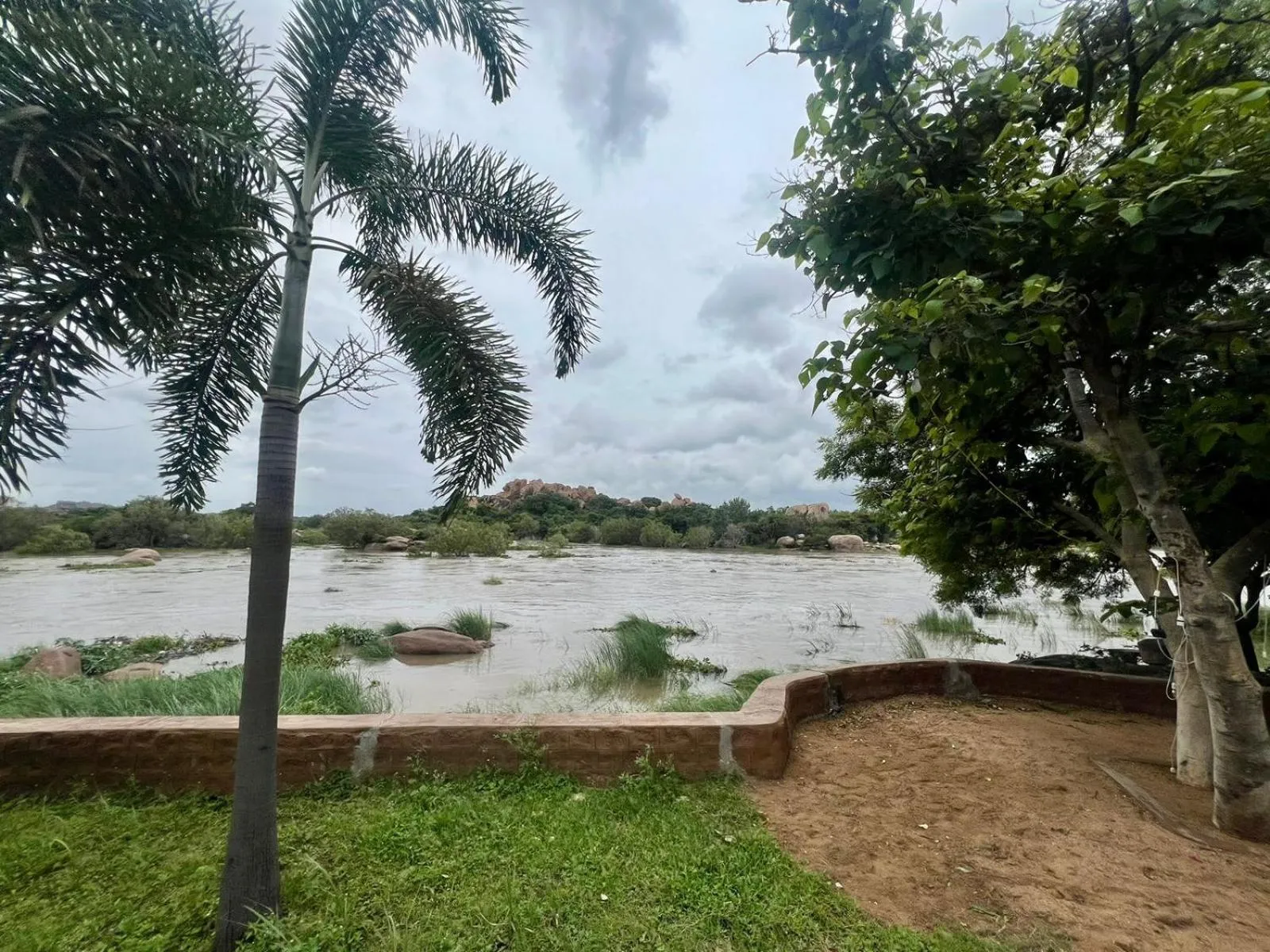 Leo Comforts river view Resort