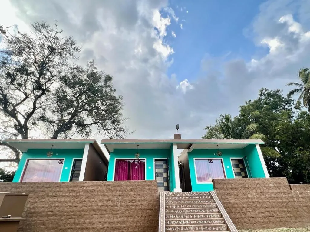 Leo Comforts river view Resort