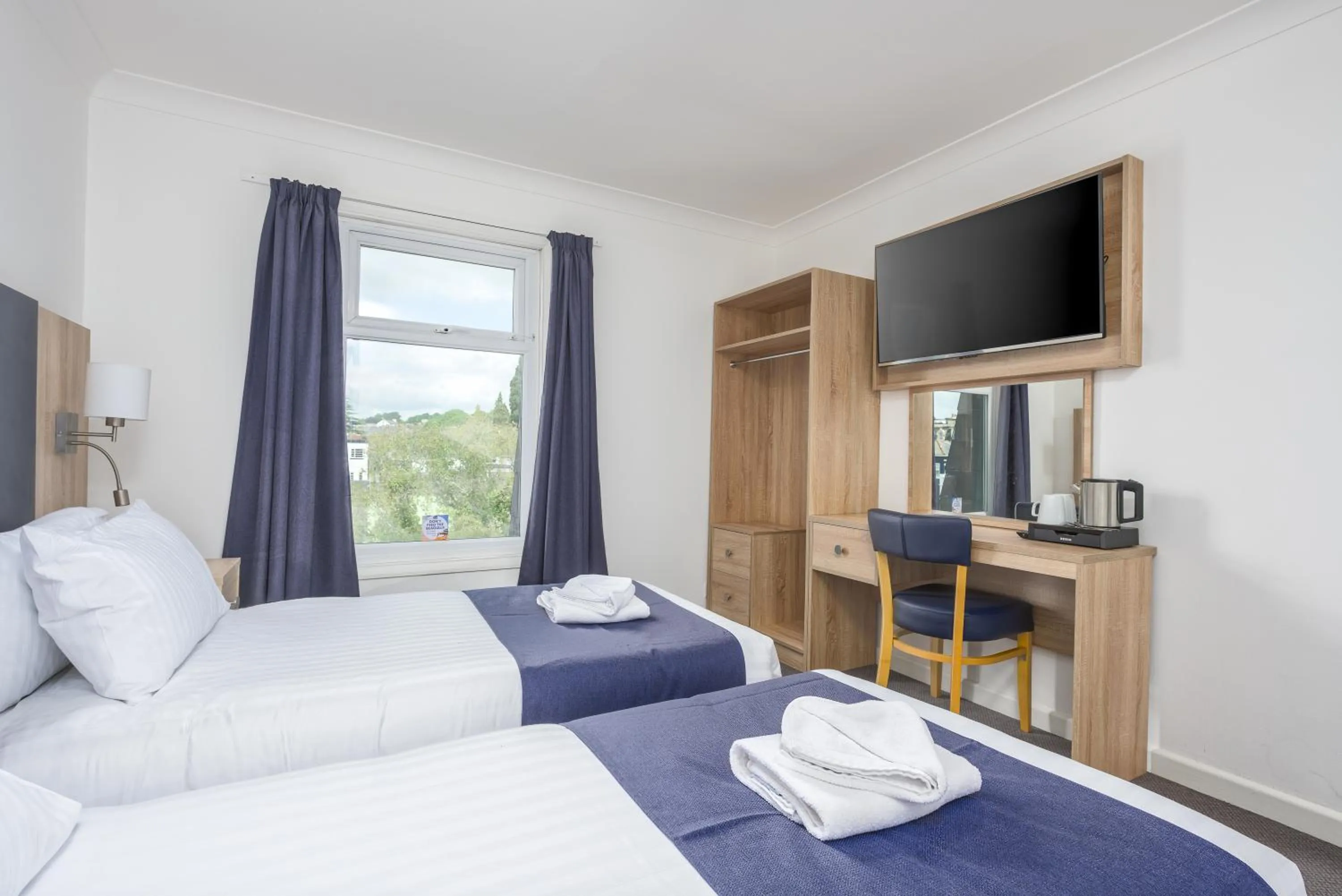 Bedroom, Bed in Abbey Lawn Hotel