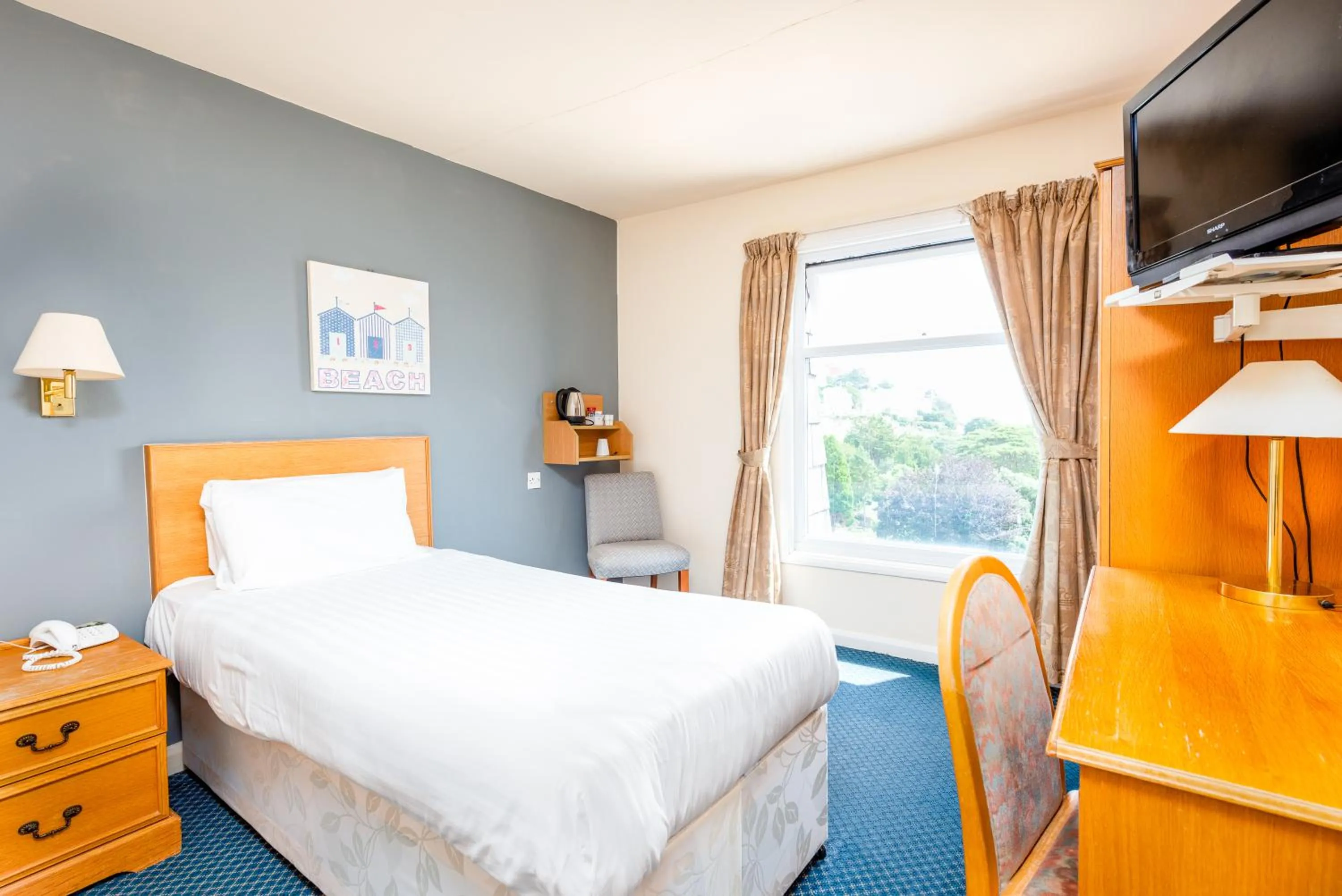 Bed in Abbey Lawn Hotel