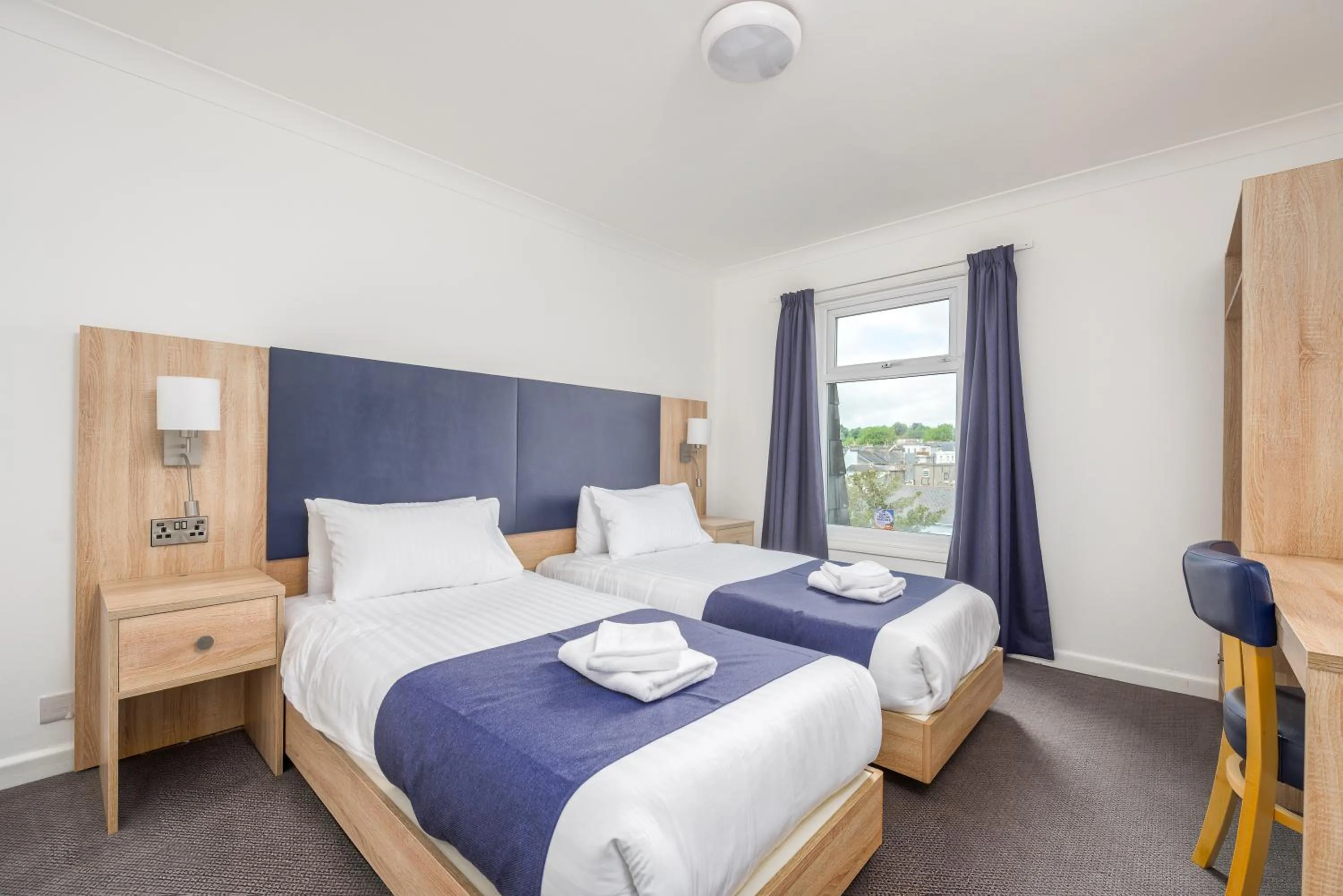 Bedroom, Bed in Abbey Lawn Hotel