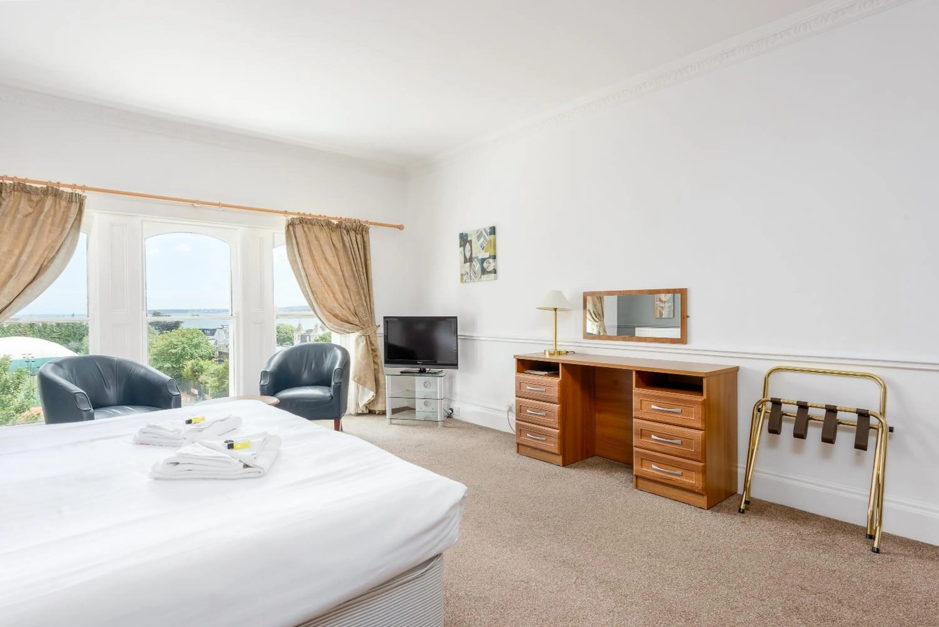 Bed in Abbey Lawn Hotel