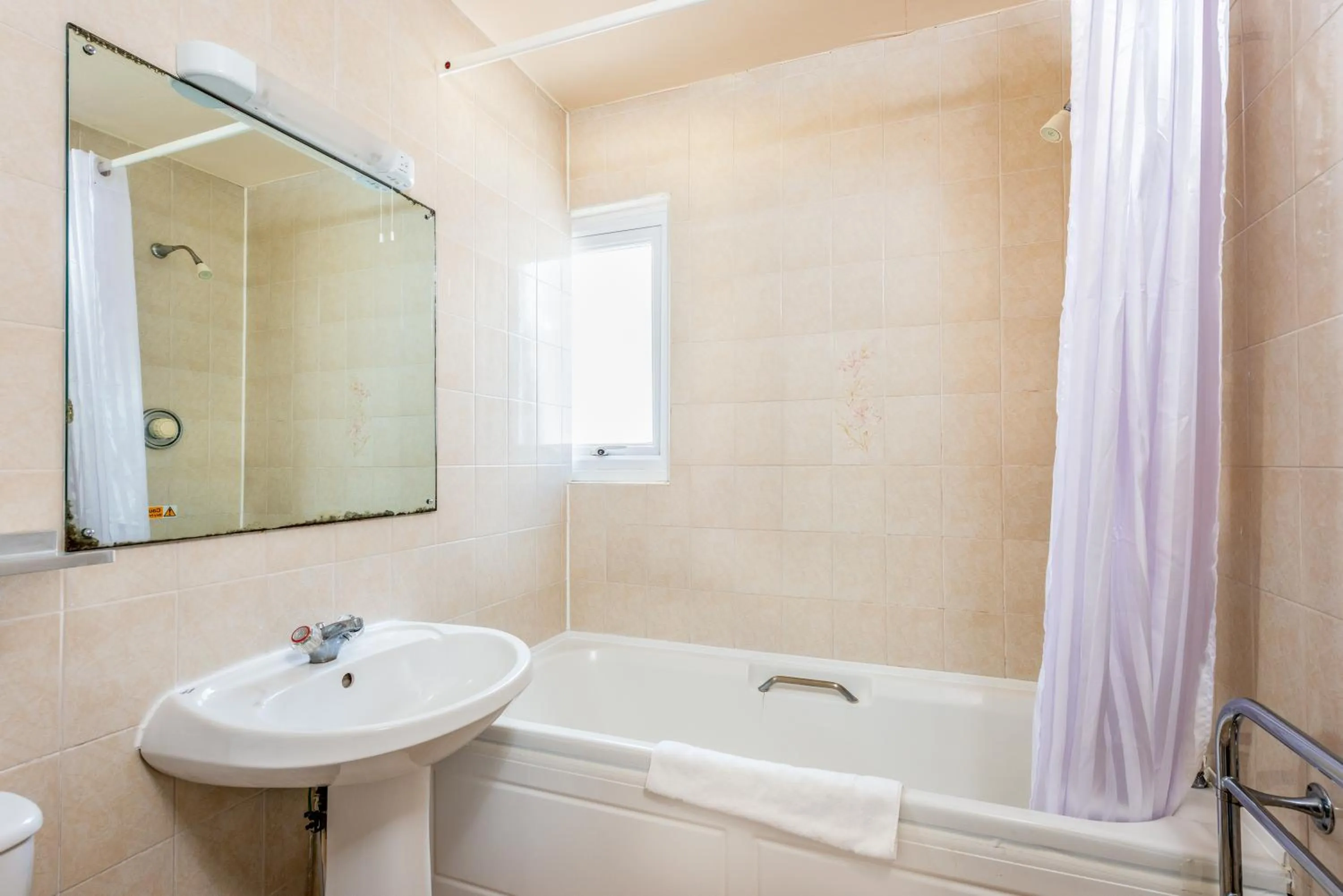 Bathroom in Abbey Lawn Hotel