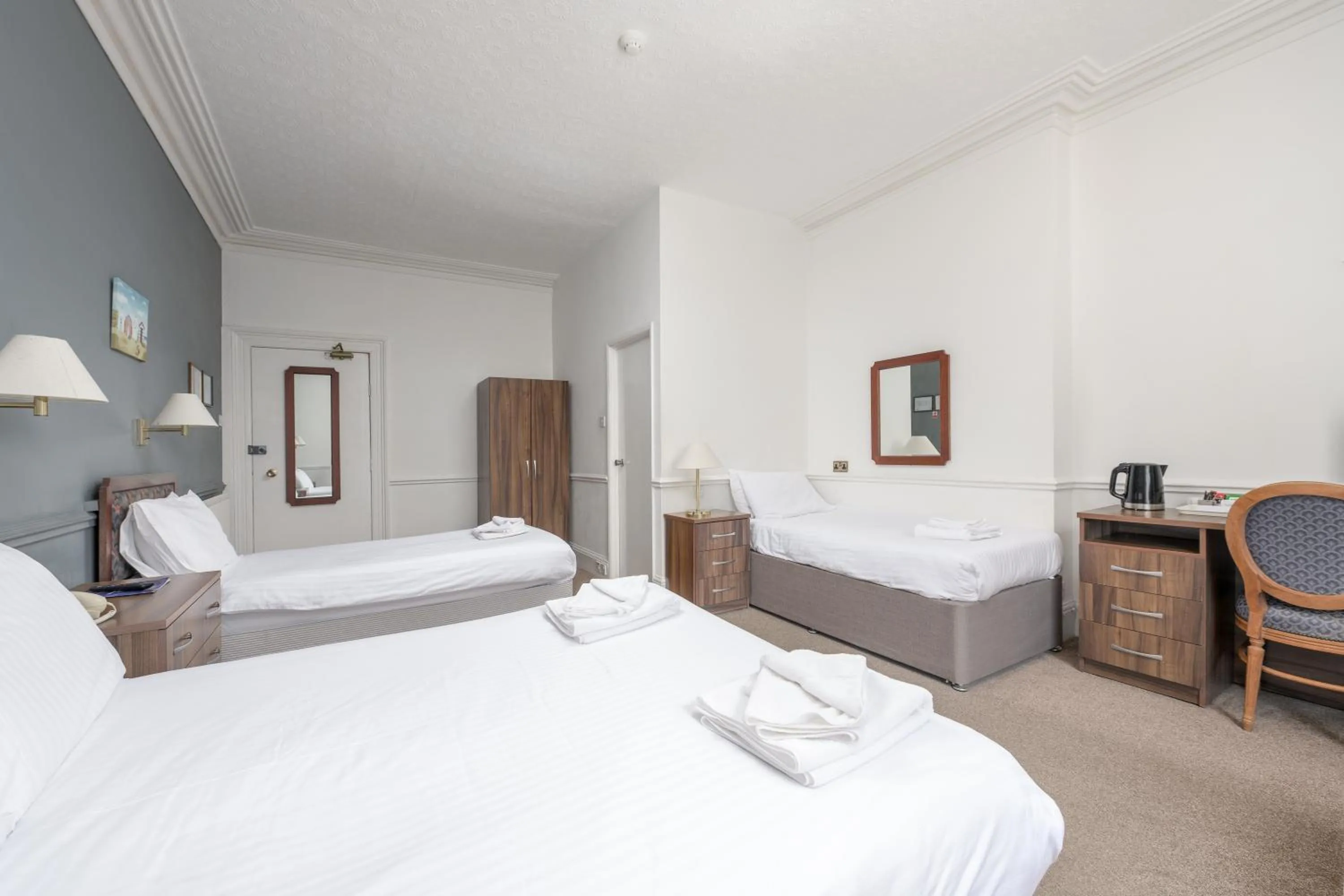 Bedroom, Bed in Abbey Lawn Hotel