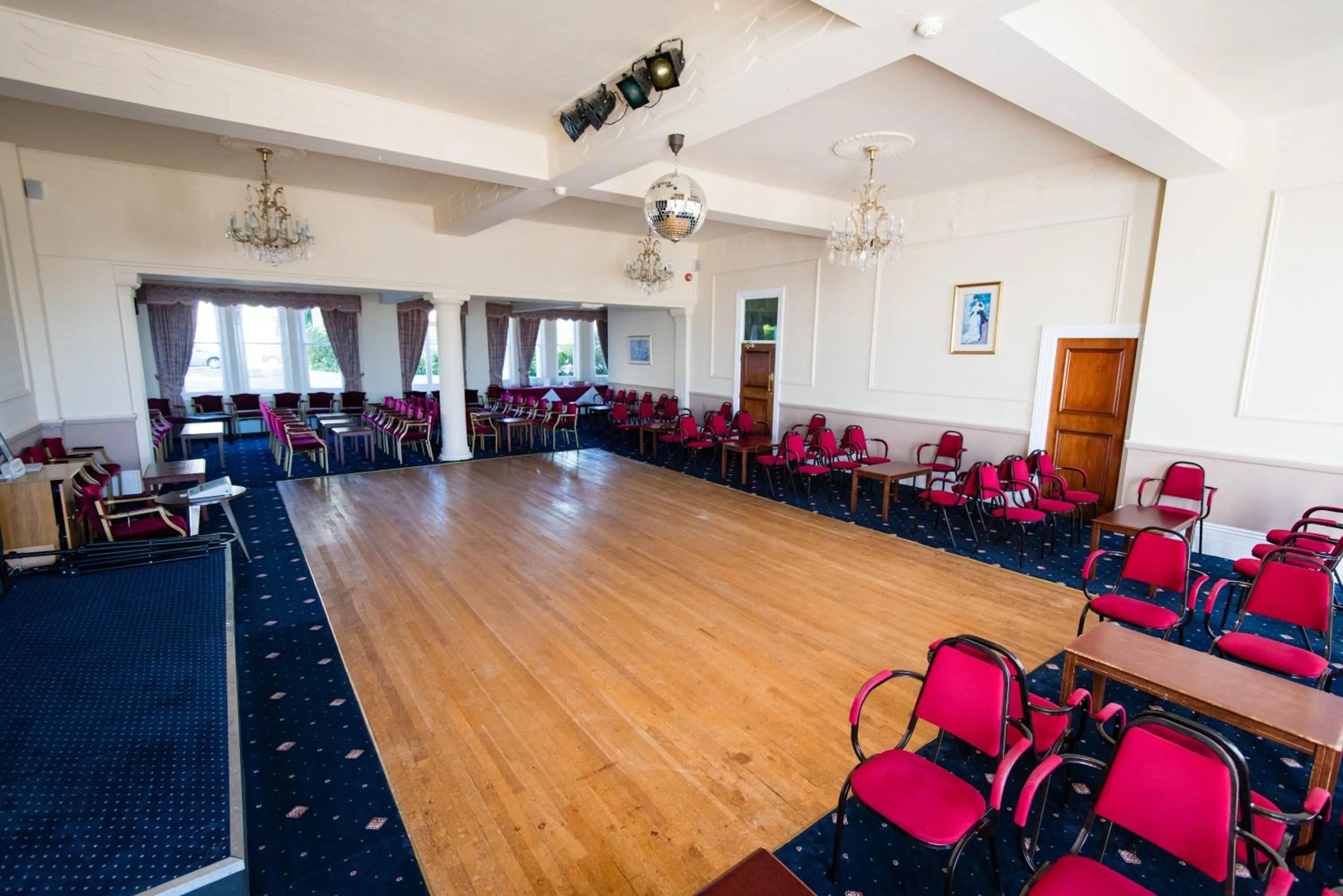 Lounge or bar in Abbey Lawn Hotel