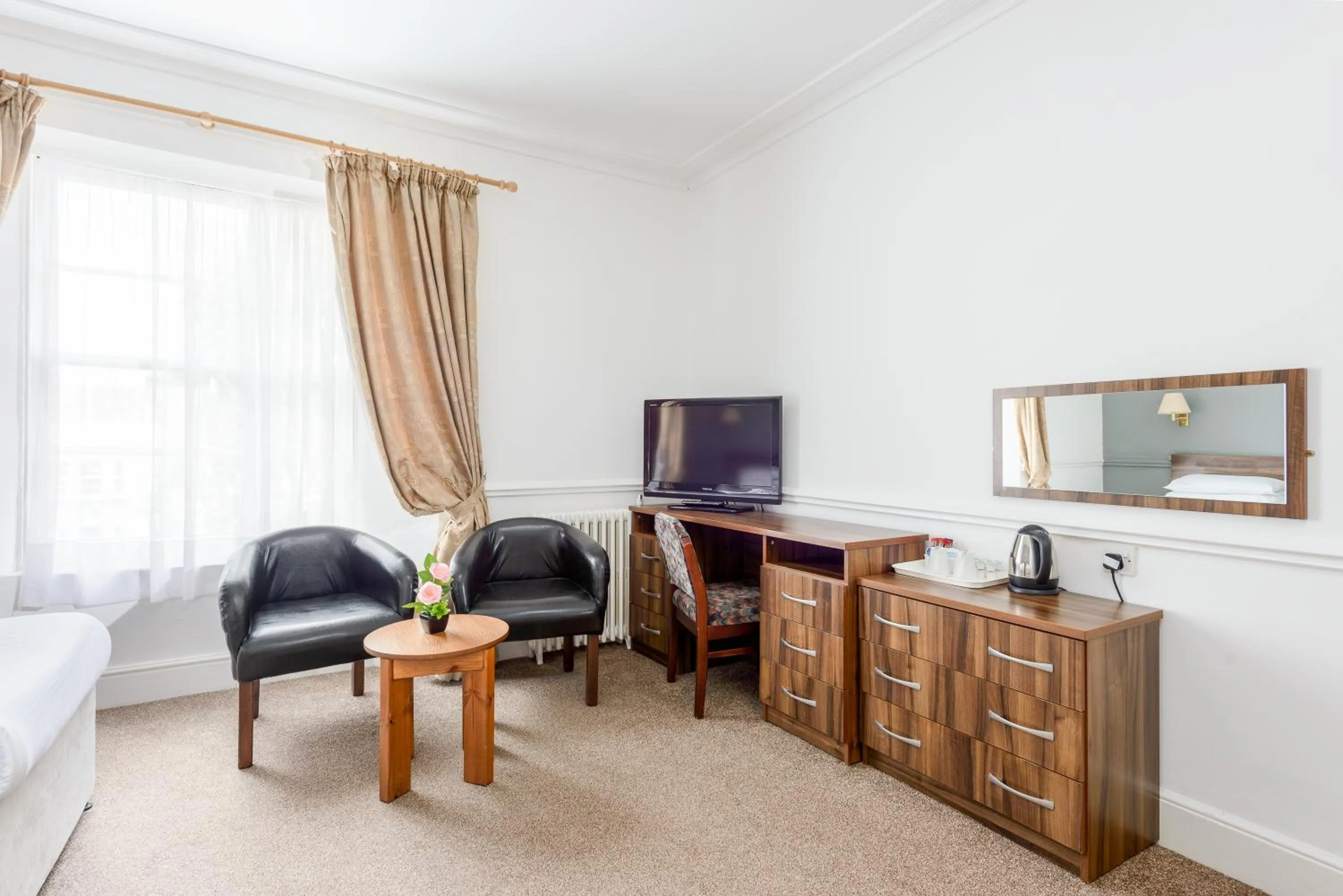 TV and multimedia in Abbey Lawn Hotel