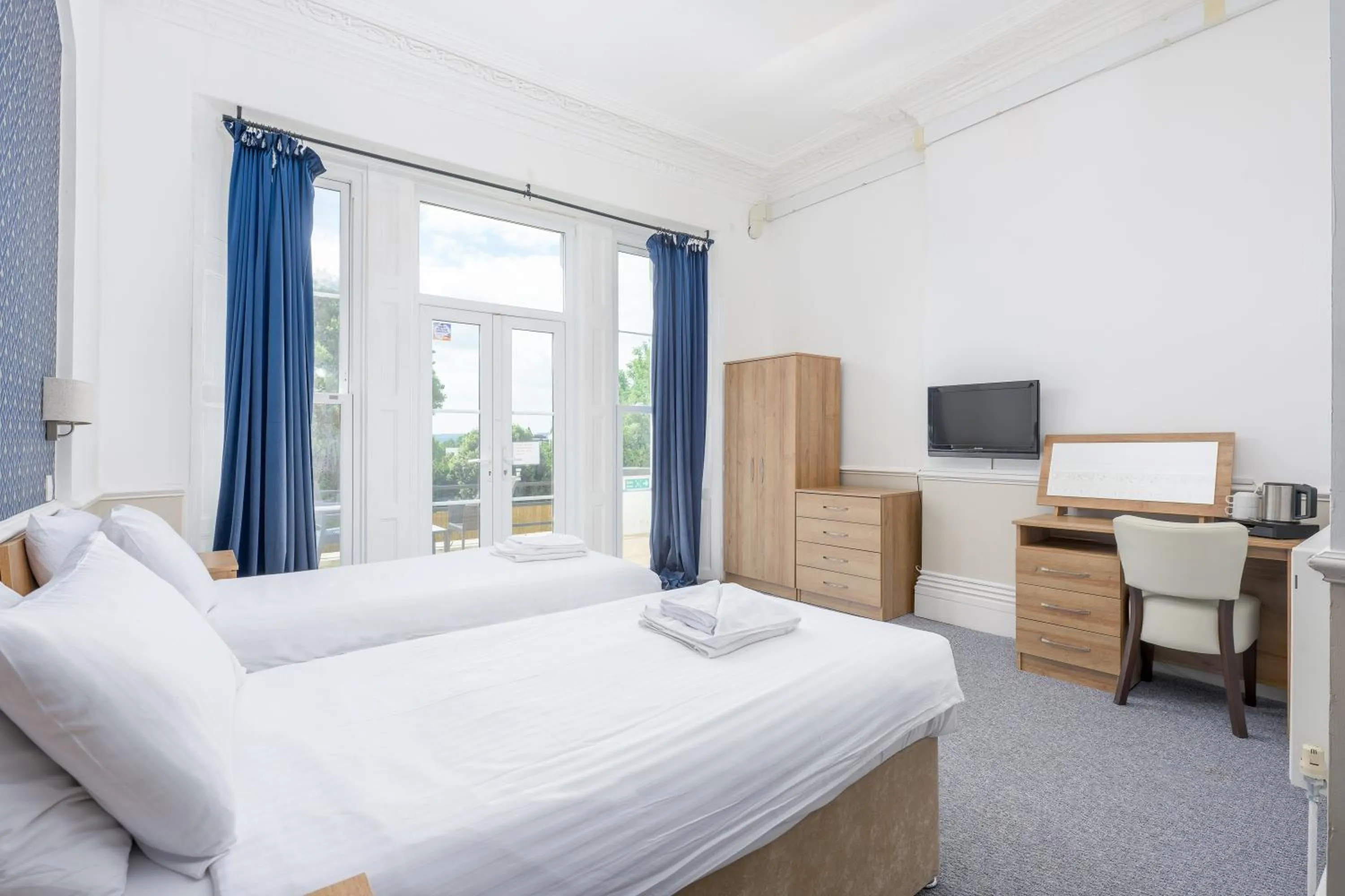 Bedroom, Bed in Abbey Lawn Hotel