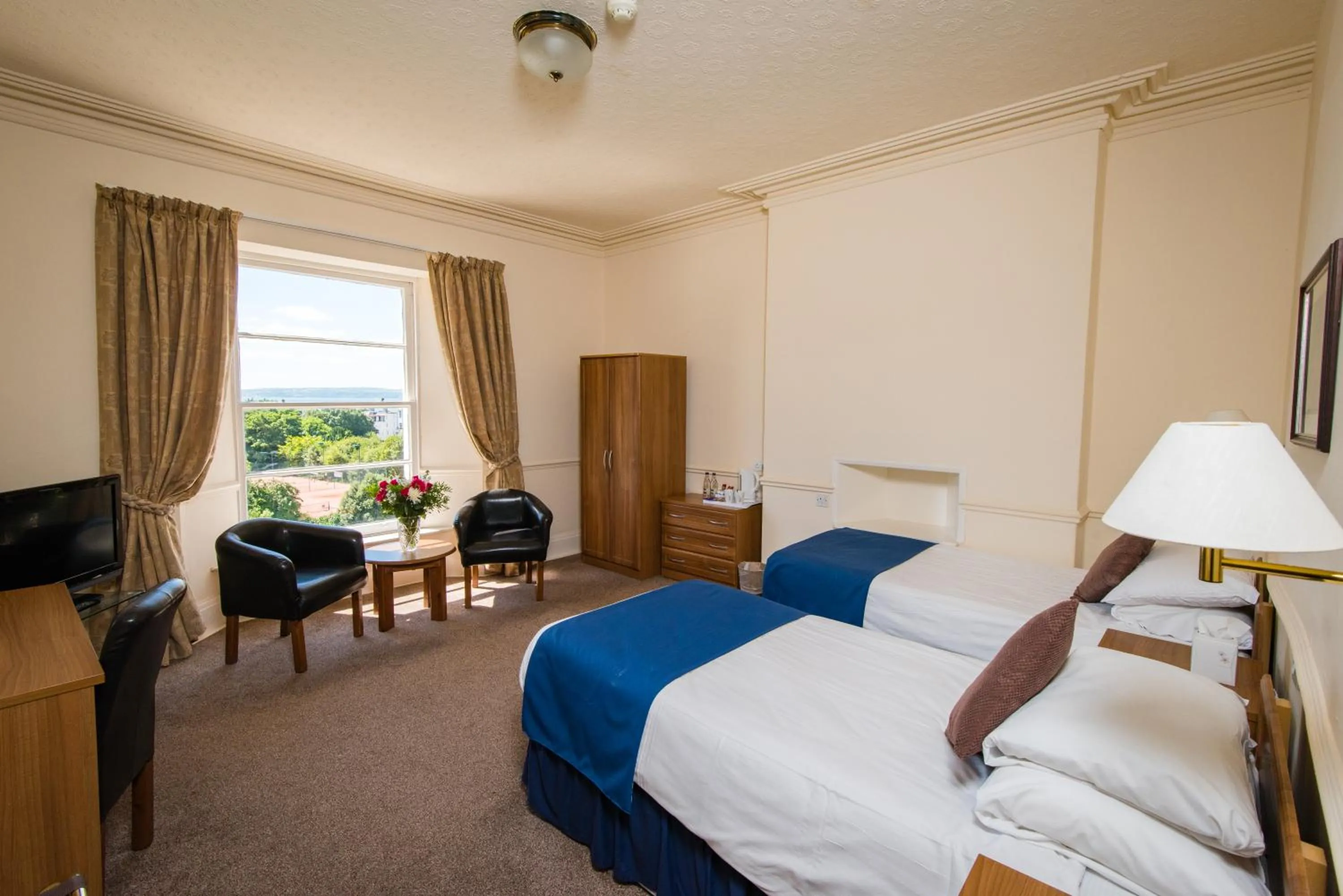 Photo of the whole room, Bed in Abbey Lawn Hotel
