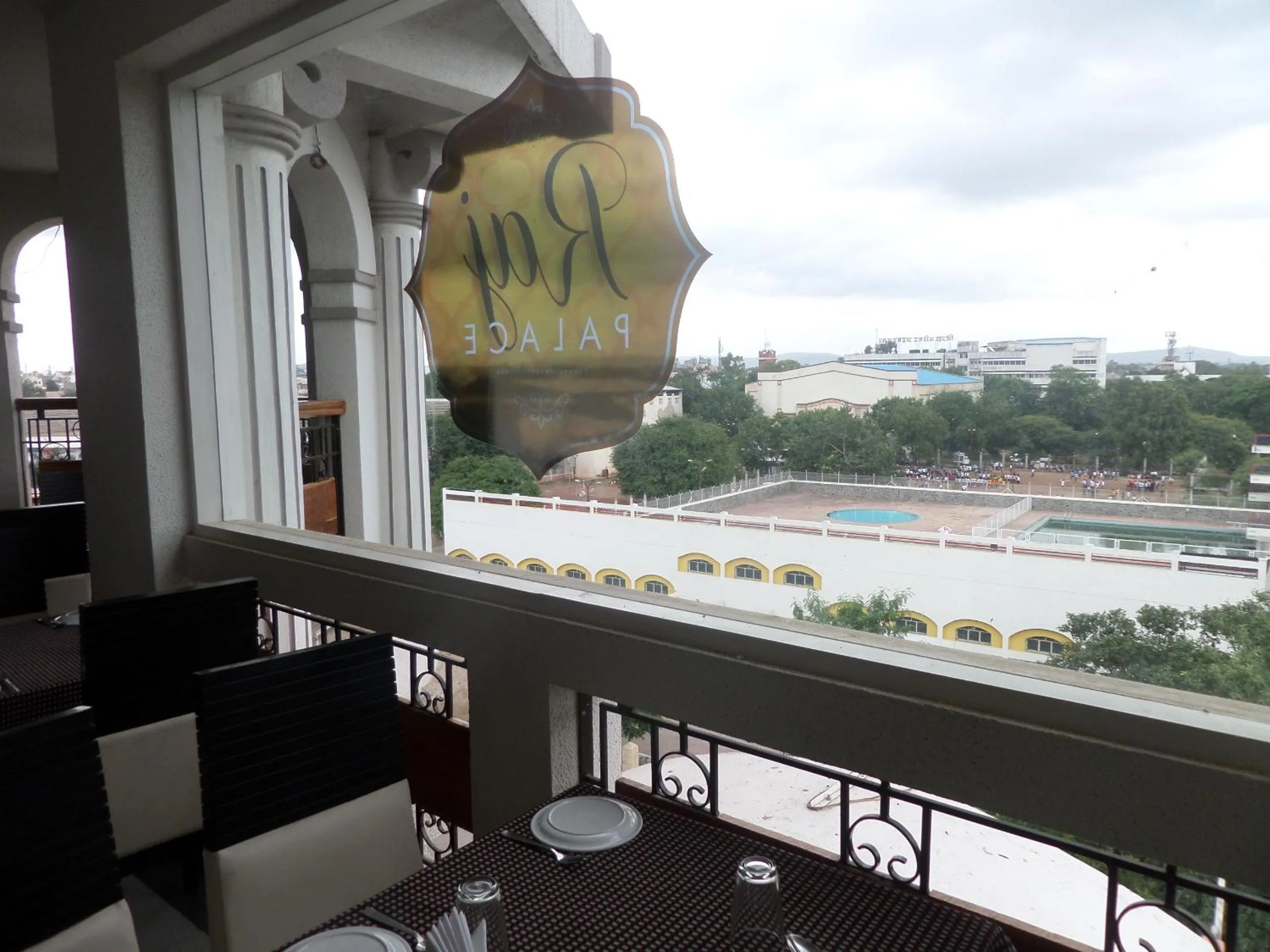 Restaurant/places to eat in Hotel Raj Palace