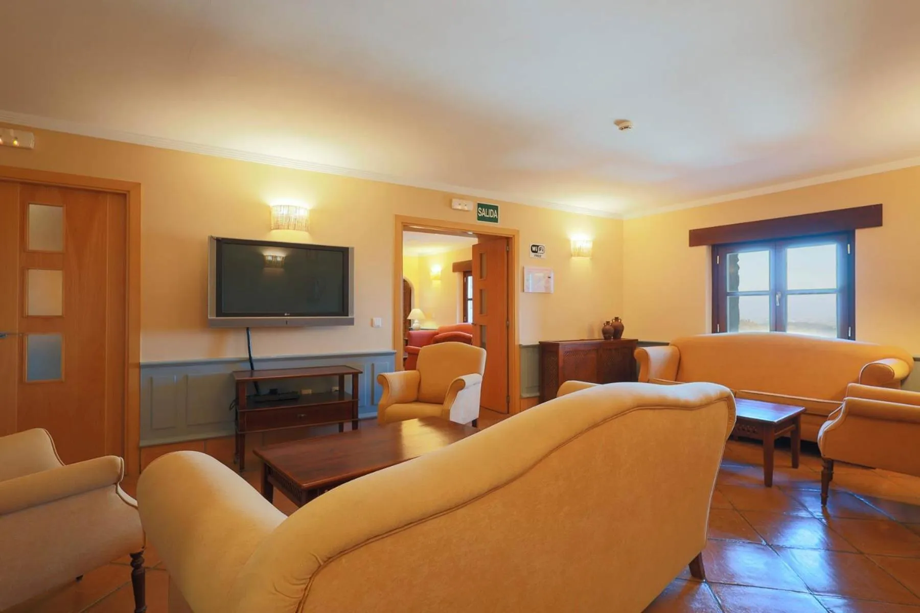 Communal lounge/ TV room in Hotel Tugasa Castillo de Castellar