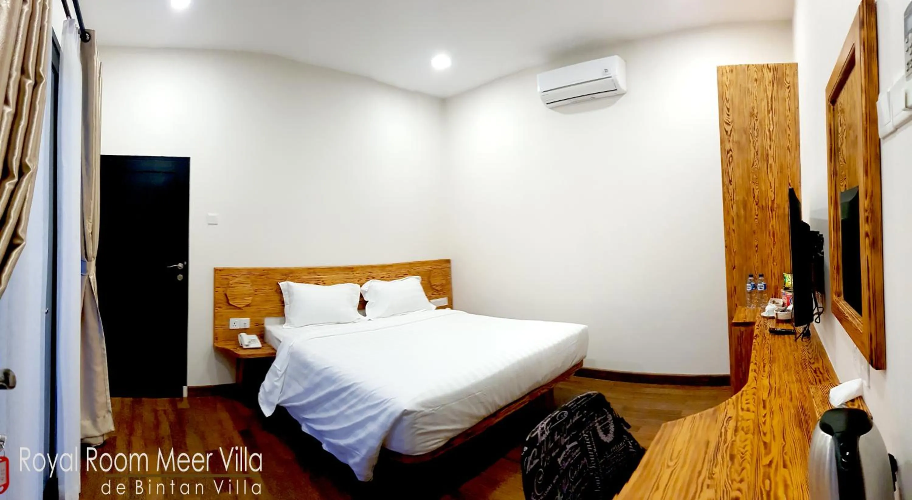 Lake view, Bed in de Bintan Villa