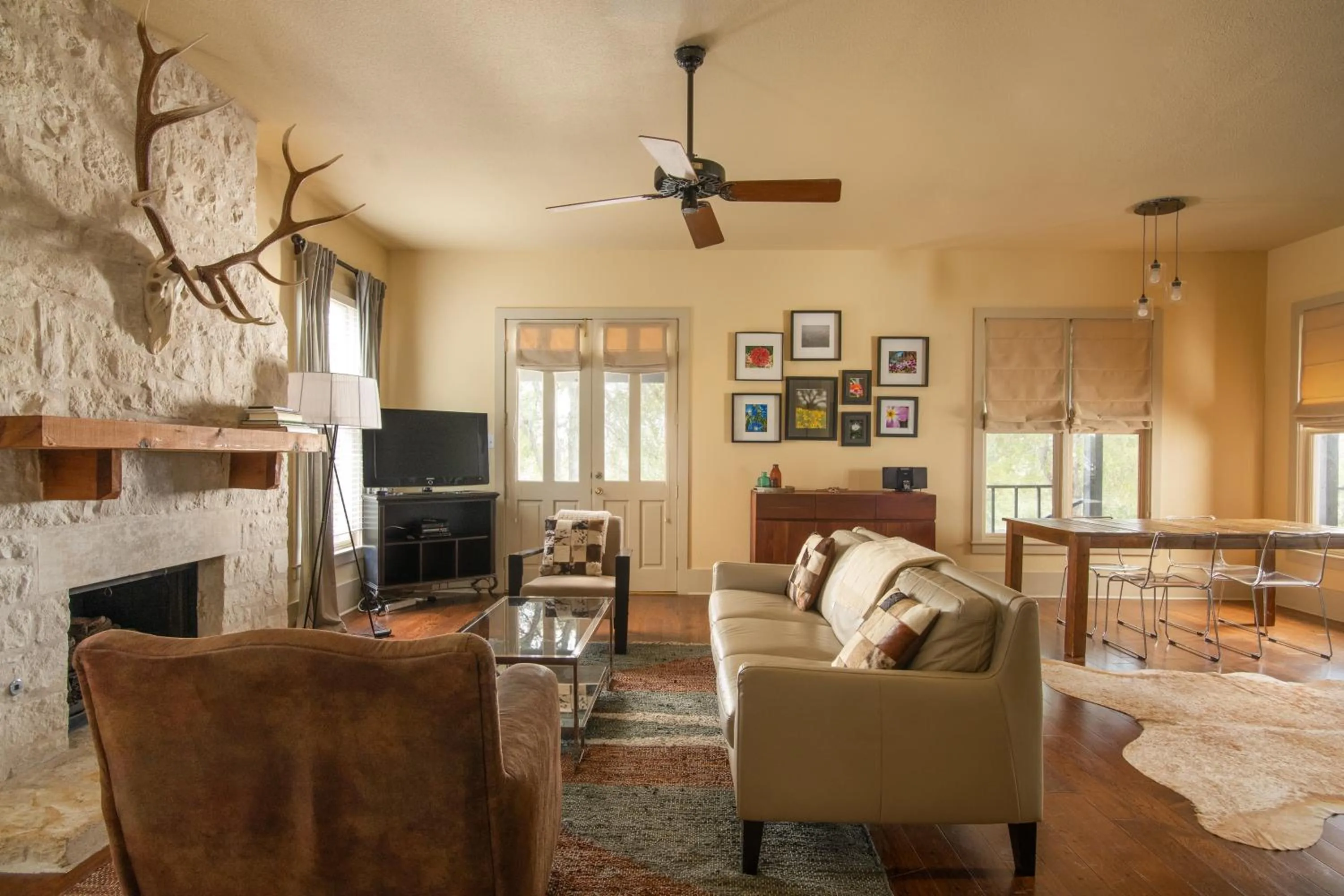 TV and multimedia in Sage Hill Inn & Spa