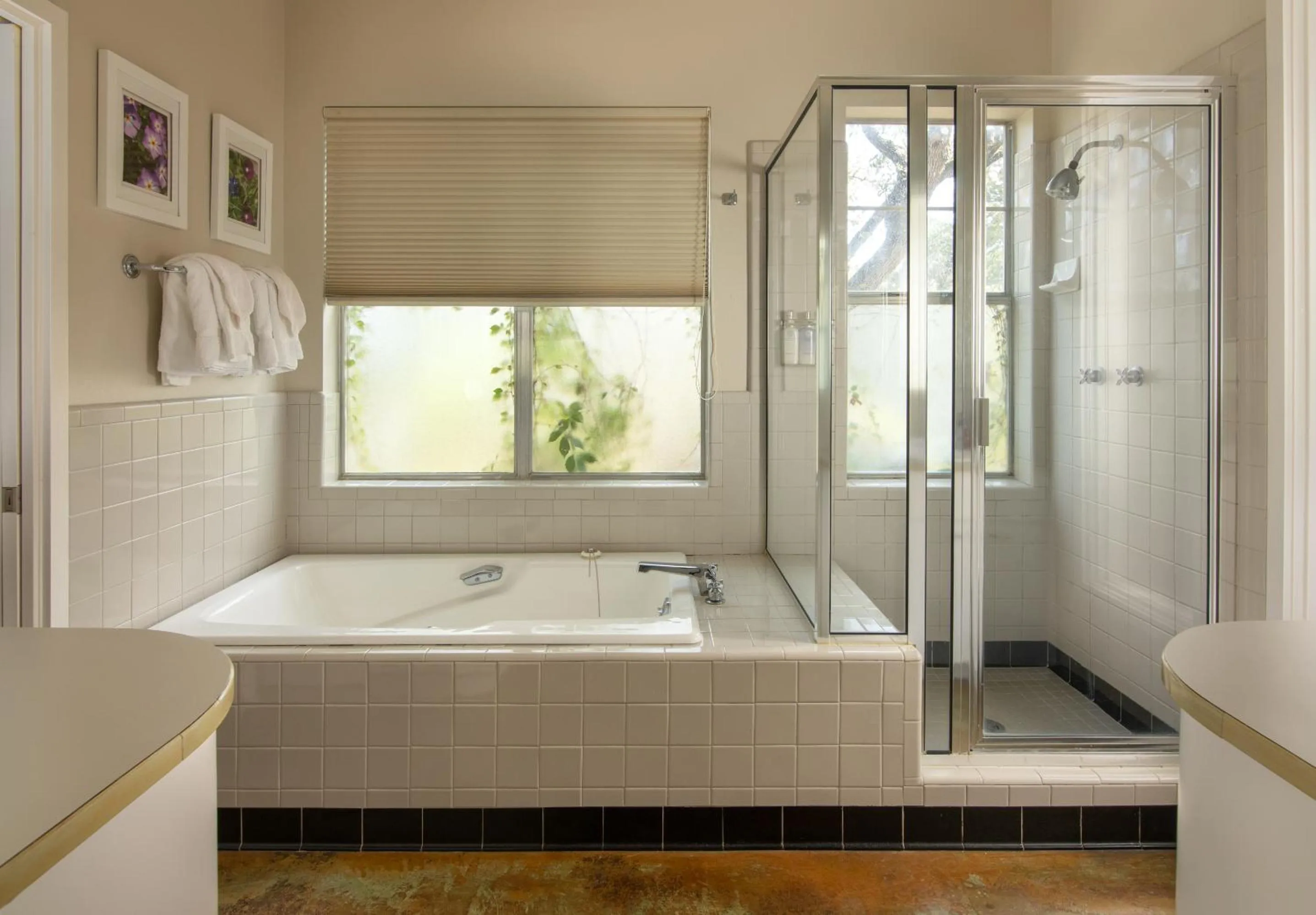 Shower in Sage Hill Inn & Spa