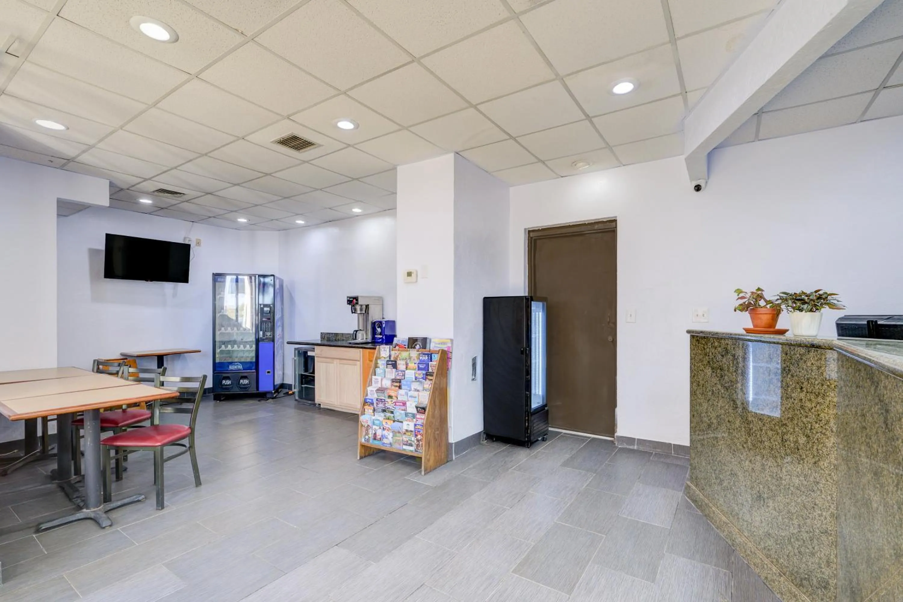 Lobby or reception in Capital O Travelers Inn Lawton Fort Sill