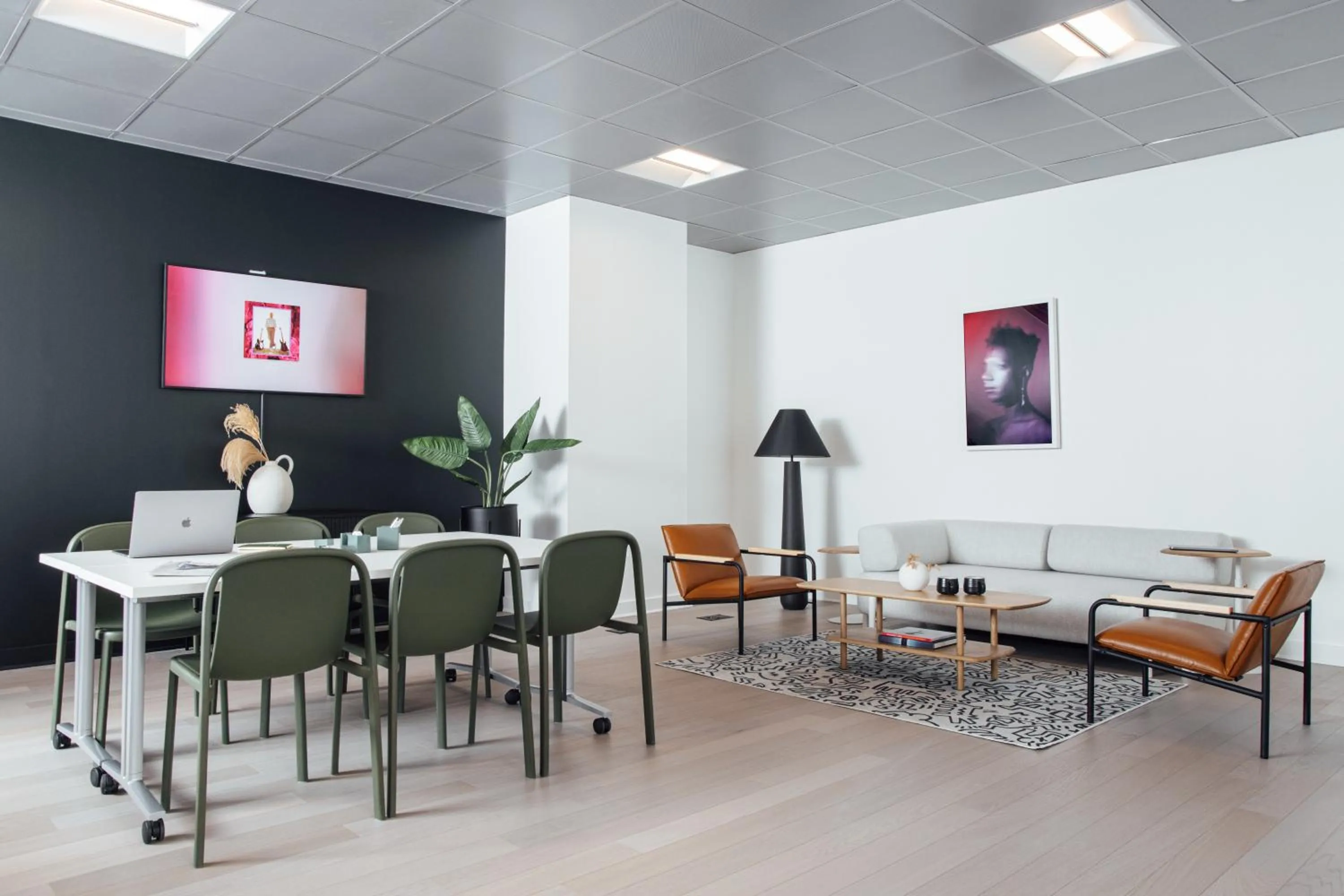 Communal lounge/ TV room in Mint House 70 Pine by Kasa