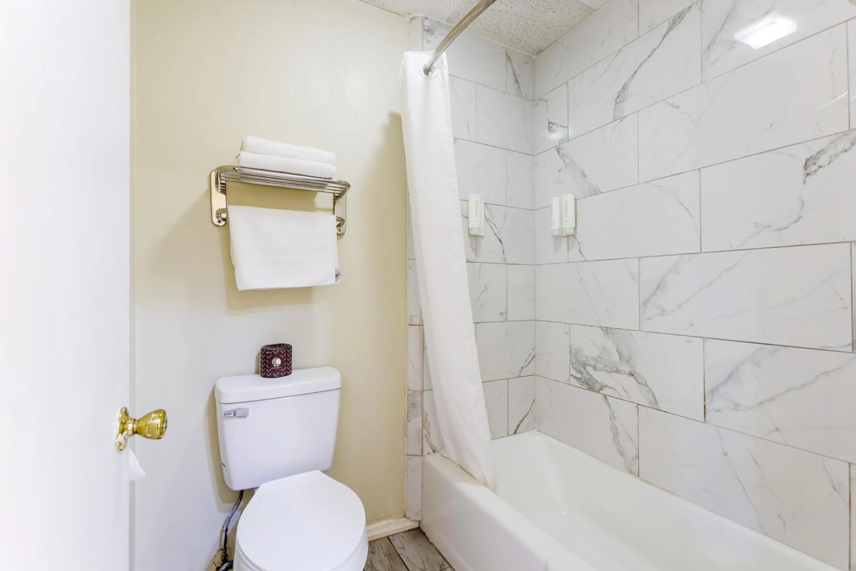 Bathroom in Edyn Hotel By Townhouse Wytheville US 52