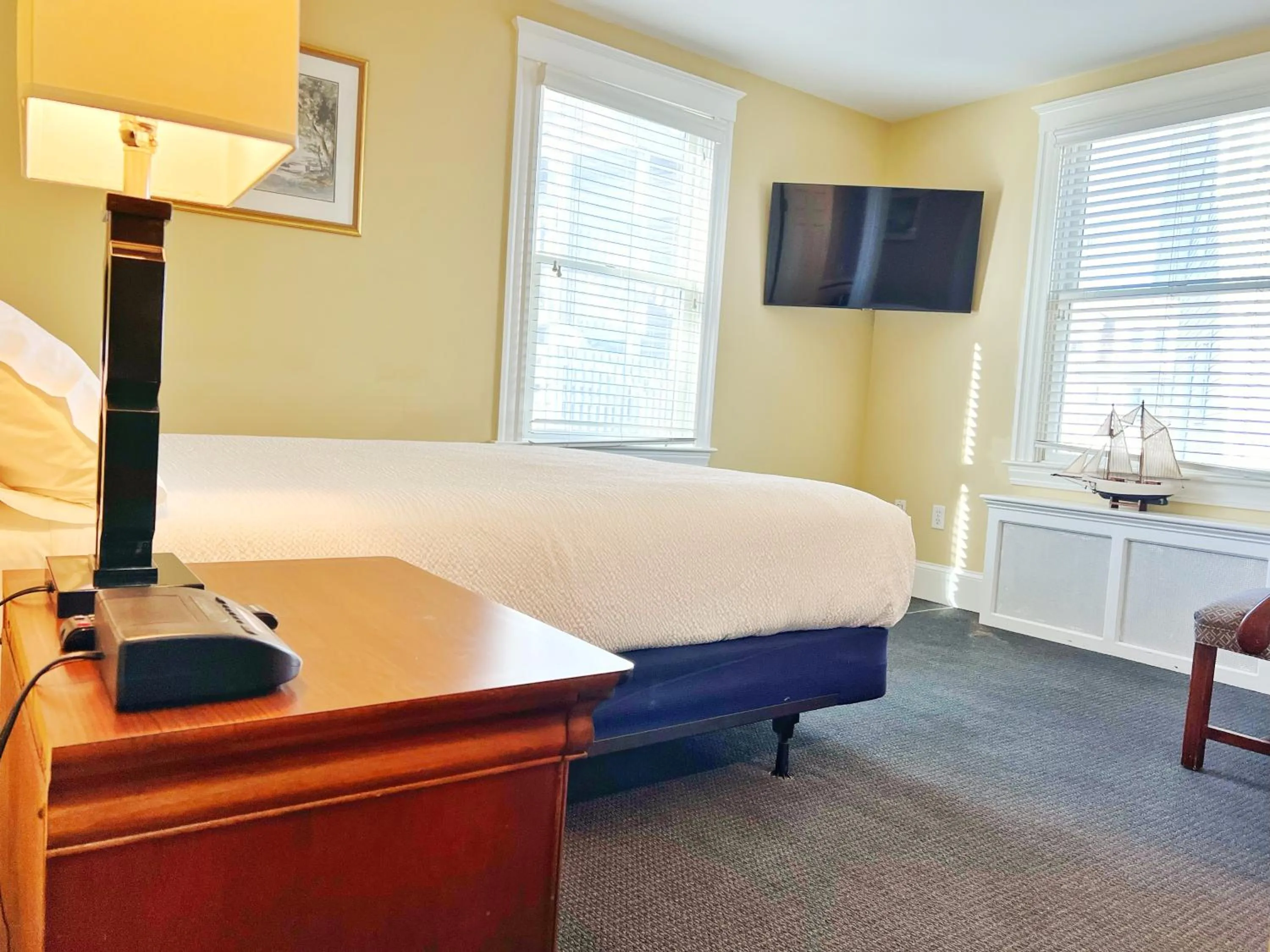 Bed in Winthrop Arms Hotel Restaurant Logan Airport