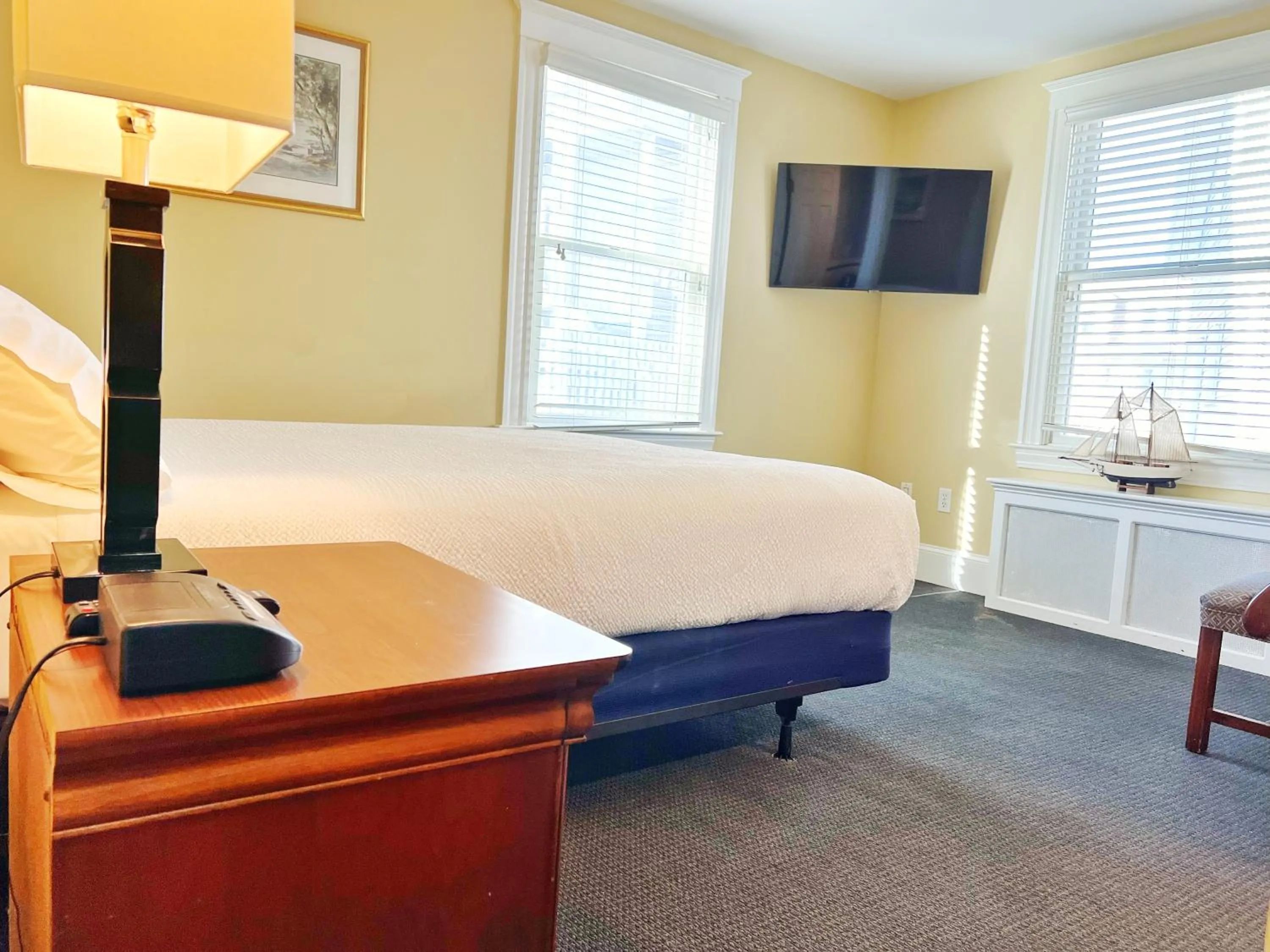 Bedroom in Winthrop Arms Hotel Restaurant Logan Airport