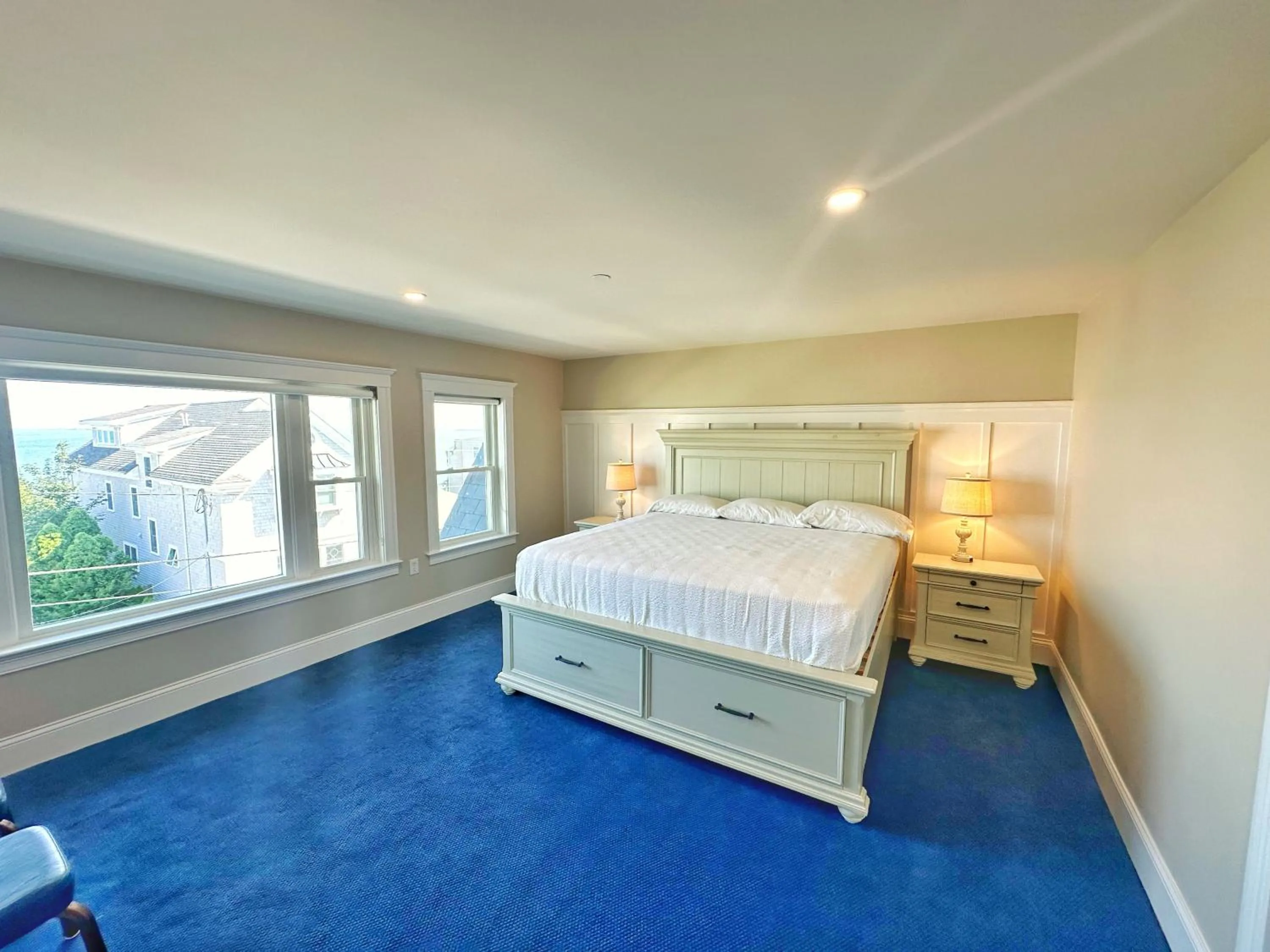 Bed in Winthrop Arms Hotel Restaurant Logan Airport