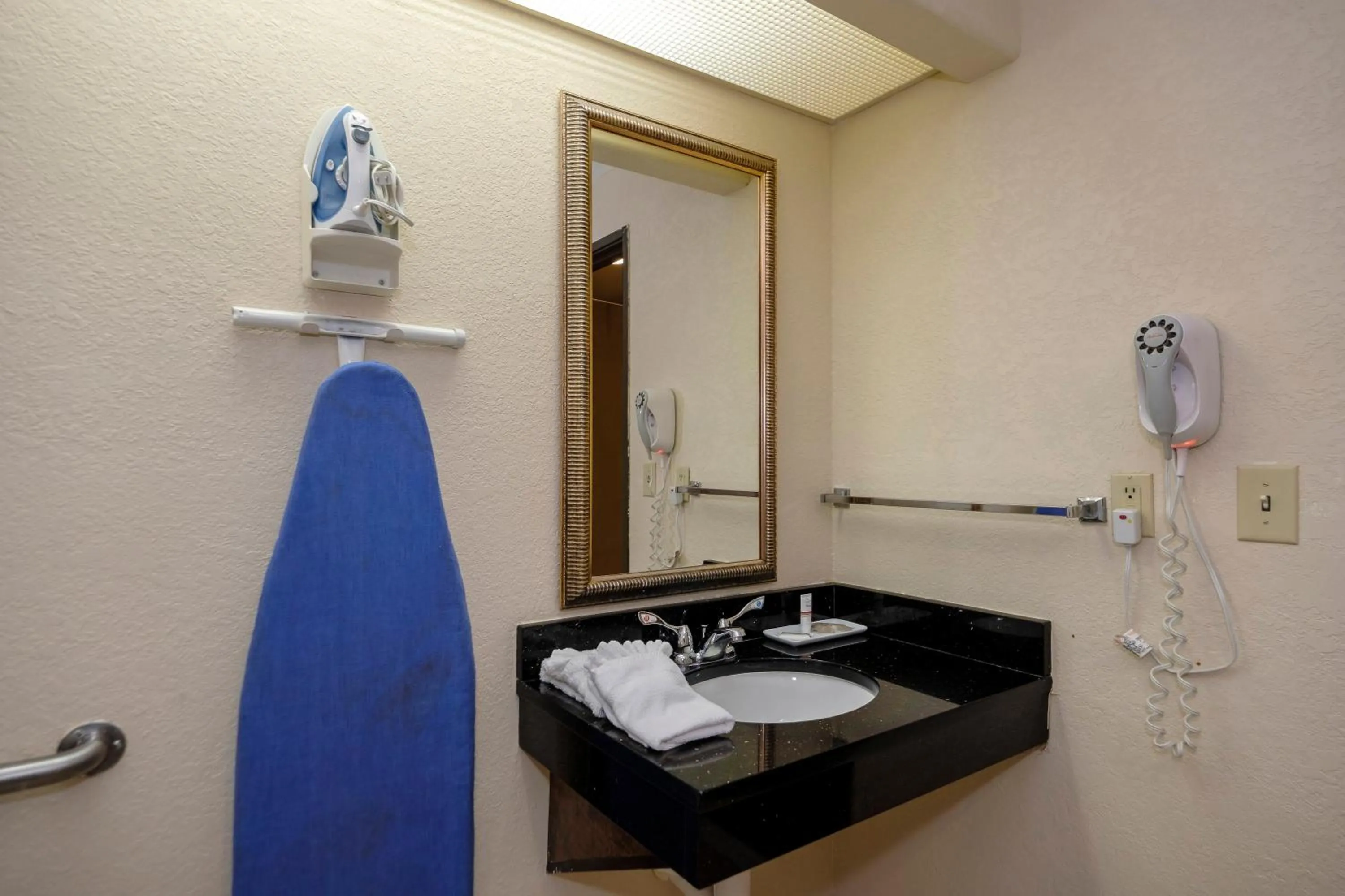 Bathroom in Red Roof Inn Yemassee