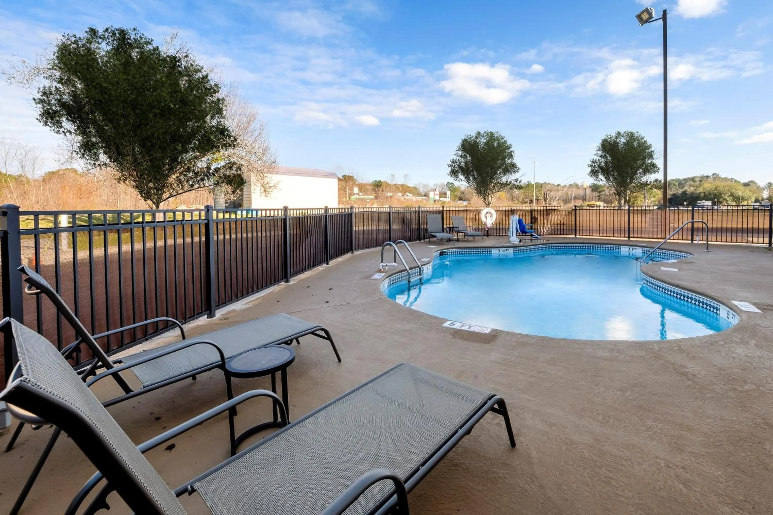 Swimming pool in Red Roof Inn Yemassee