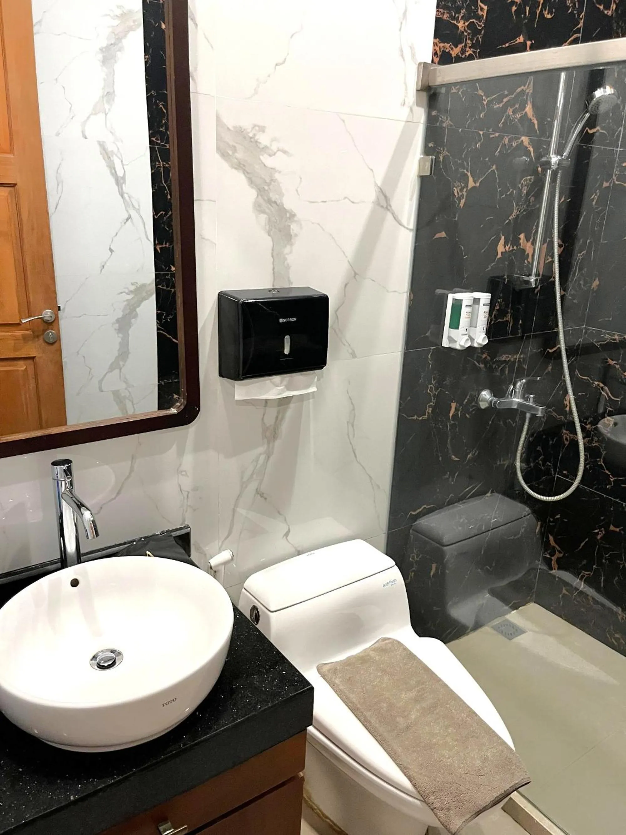 Shower in Alloro Boutique Hotel Pacitan