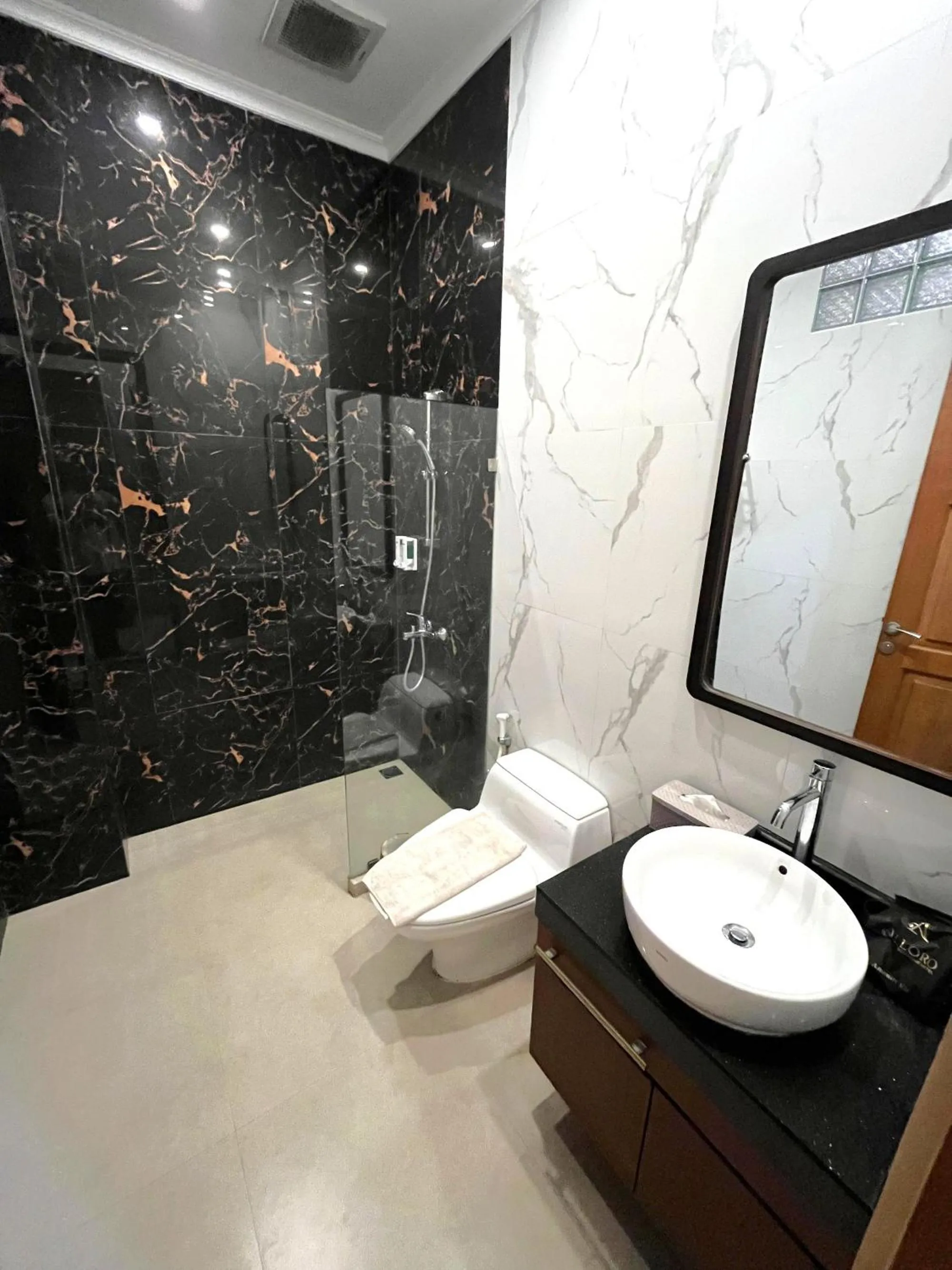 Shower in Alloro Boutique Hotel Pacitan